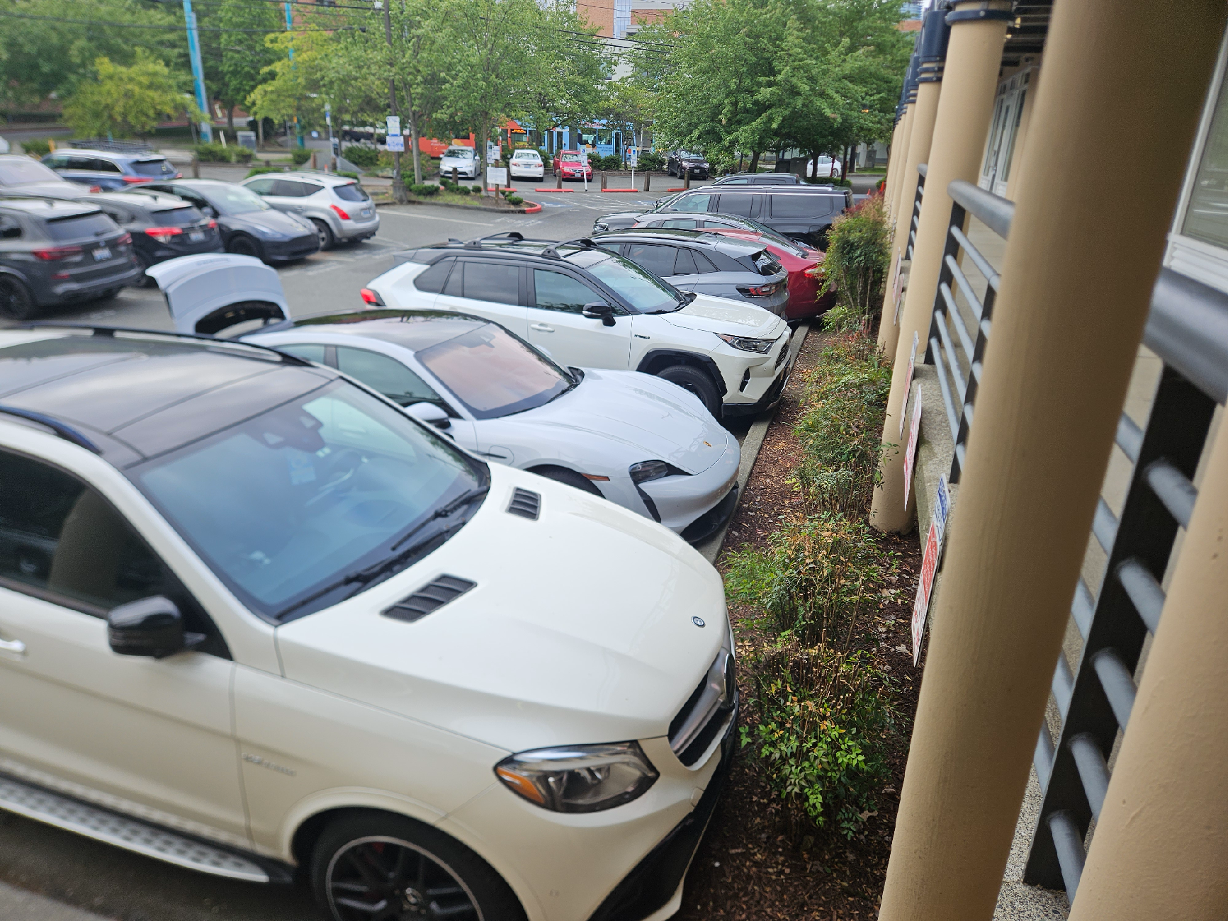 Electric Macan EV Ice Grey Metallic vs. White vs. Carrera White colors 1000005820