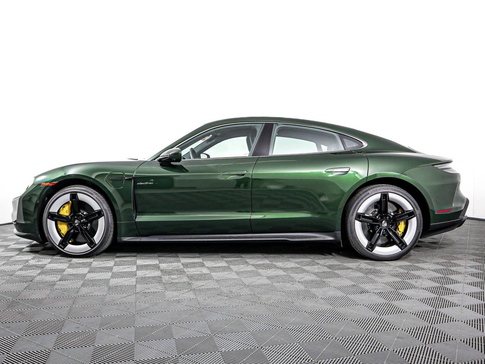 Macan EV OAK GREEN Macan EV Photos Thread 1000006655