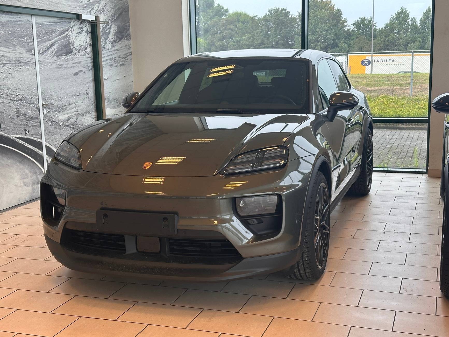 Macan EV AVENTURINE GREEN Macan EV Photos Thread 1725696377180-1