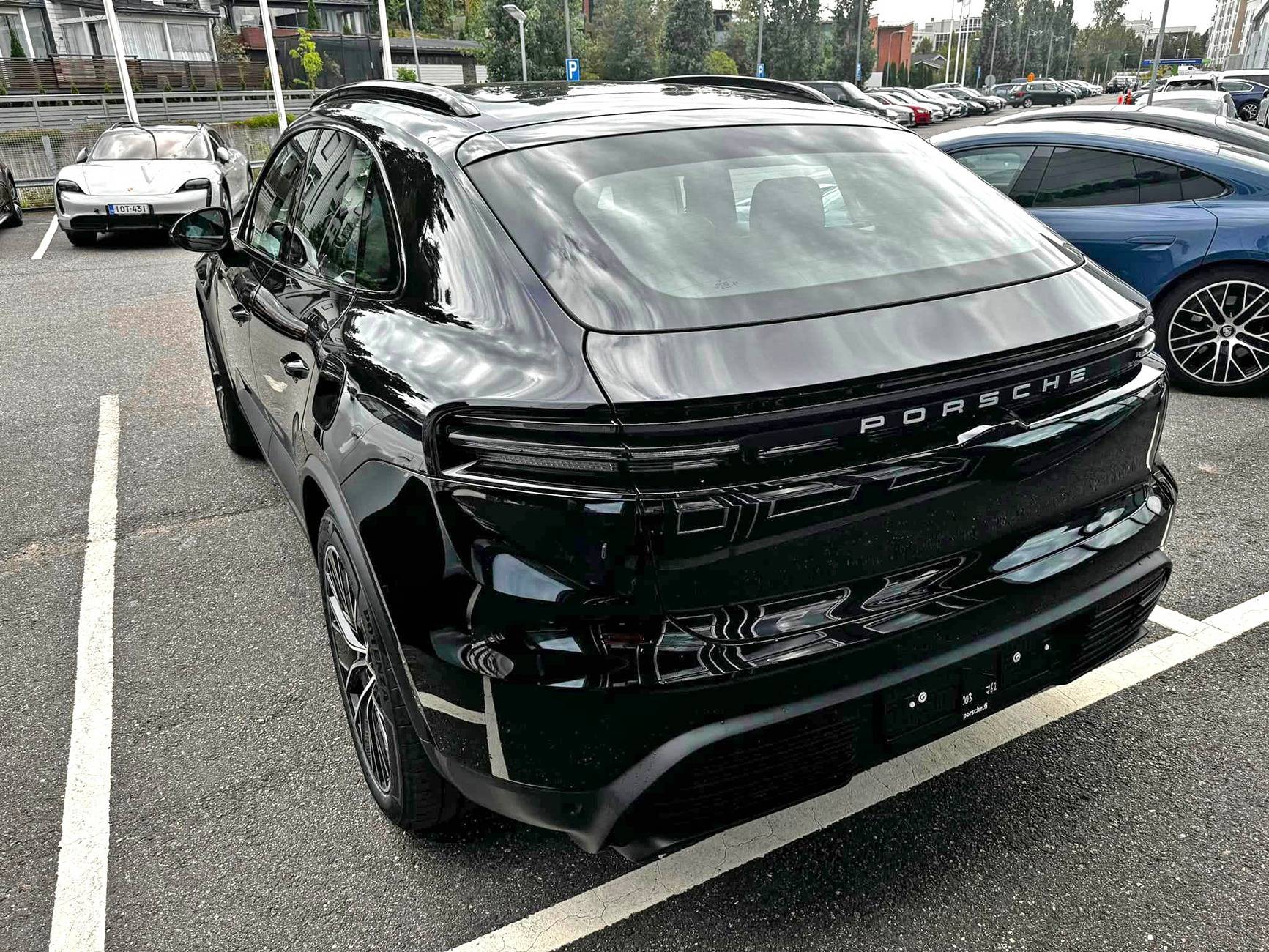 Macan EV JET BLACK METALLIC Macan EV Photos Thread 2024 Electric Jet Black Macan EV on 21%22 wheels1