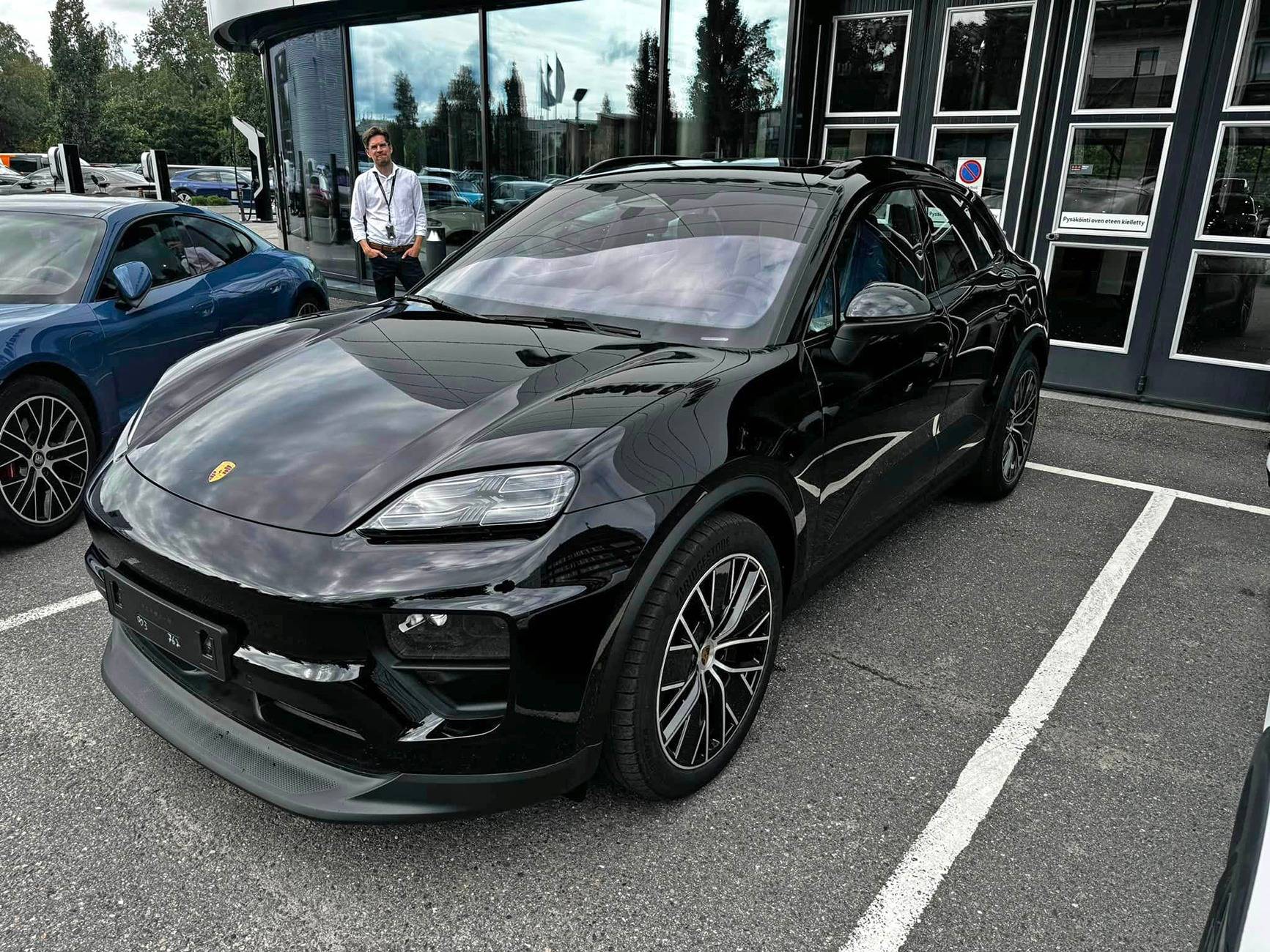 Macan EV JET BLACK METALLIC Macan EV Photos Thread 2024 Electric Jet Black Macan EV on 21%22 wheels2