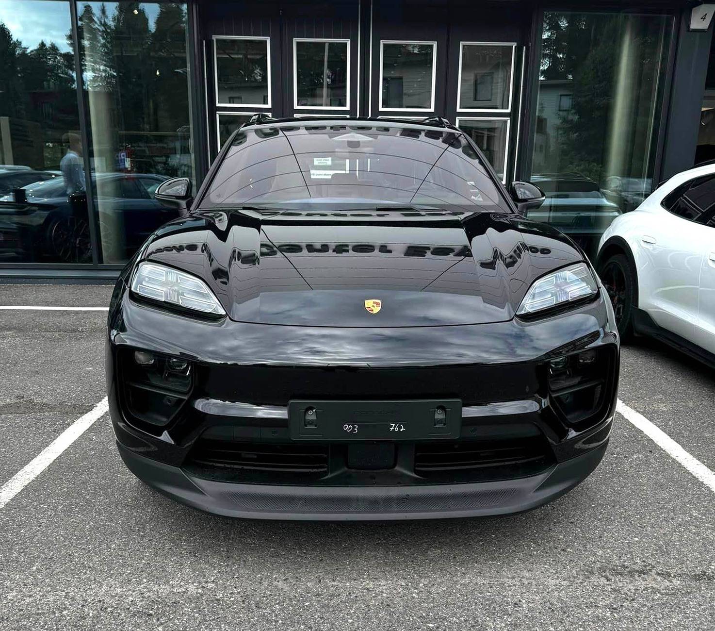 Macan EV JET BLACK METALLIC Macan EV Photos Thread 2024 Electric Jet Black Macan EV on 21%22 wheels3