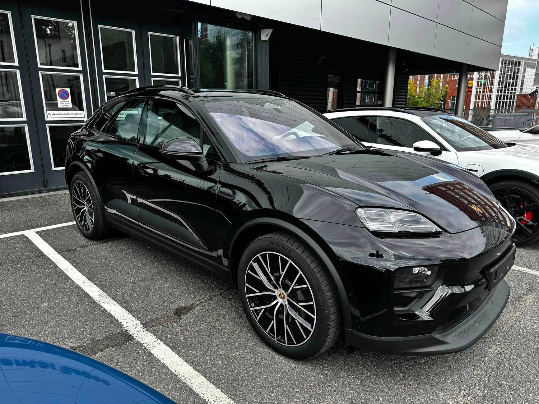 Macan EV JET BLACK METALLIC Macan EV Photos Thread 2024 Electric Jet Black Macan EV on 21%22 wheels4