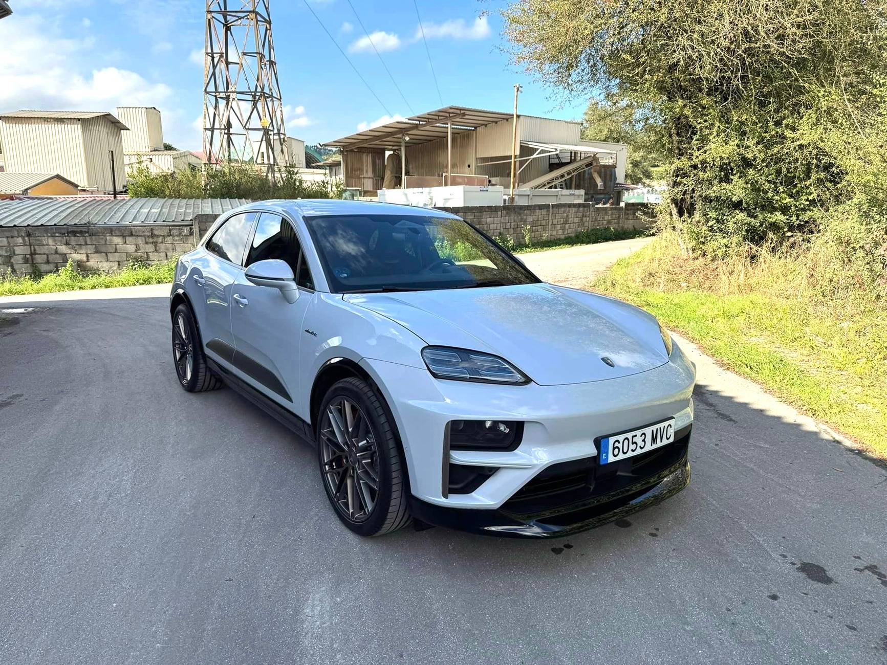 Electric Macan EV ICE GREY Macan EV Photos Thread 2024 Macan Turbo EV on 22%22 RS Spyder Wheels Wheels Painted in Vesuvius 1