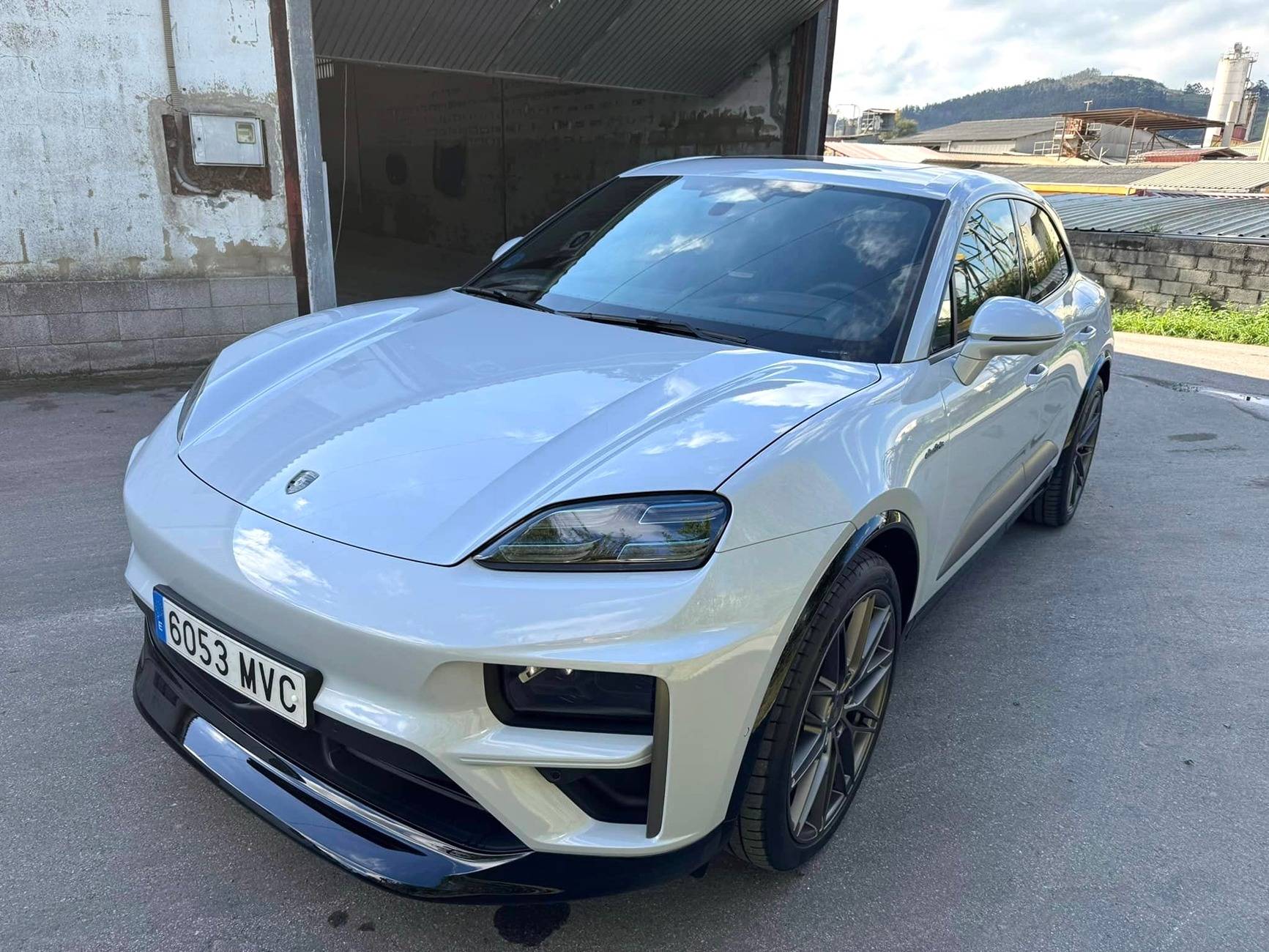 Electric Macan EV ICE GREY Macan EV Photos Thread 2024 Macan Turbo EV on 22%22 RS Spyder Wheels Wheels Painted in Vesuvius 3