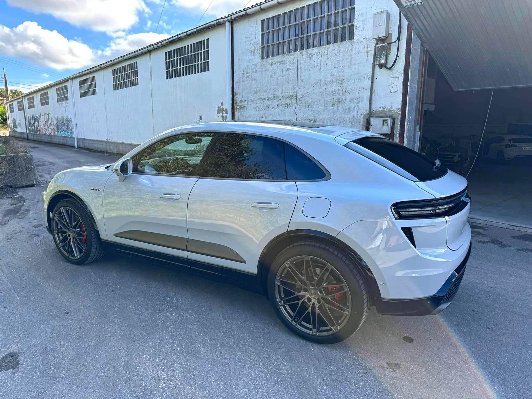 Electric Macan EV ICE GREY Macan EV Photos Thread 2024 Macan Turbo EV on 22%22 RS Spyder Wheels Wheels Painted in Vesuvius 4