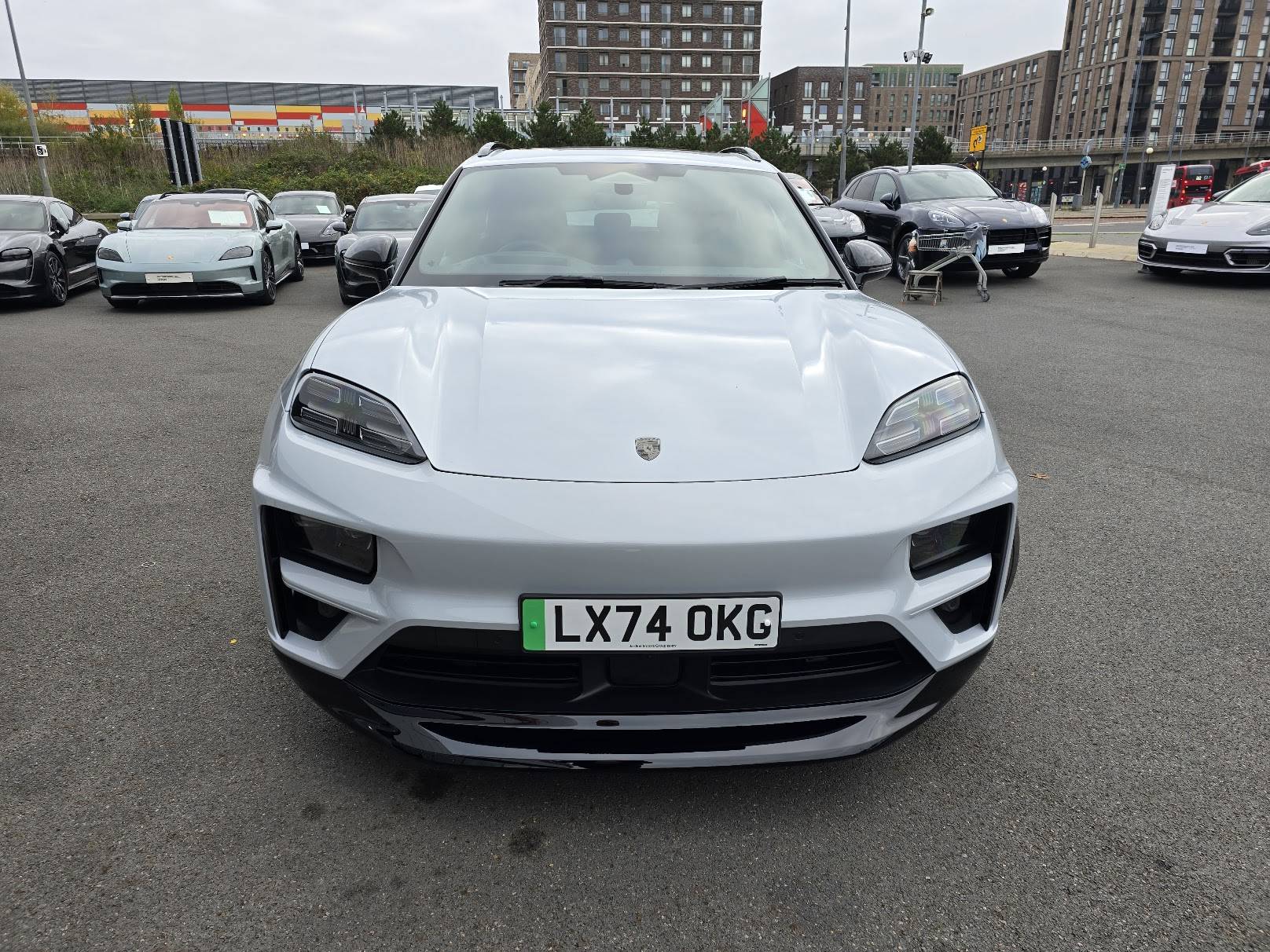 Electric Macan EV Piano Black Bumbers 20241030_093317