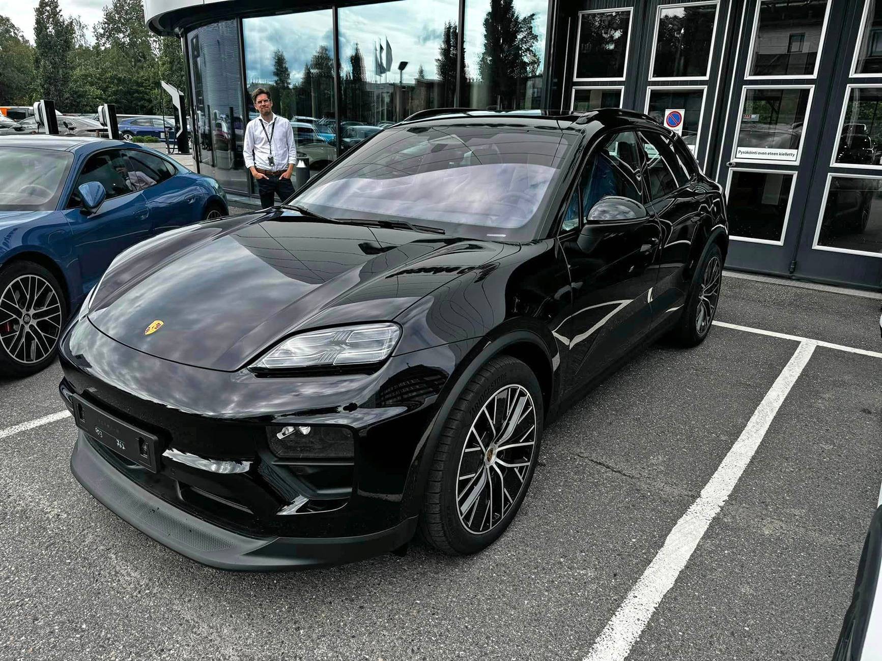 Macan EV First Delivery (Customer) of Macan EV today Sep 18! 👍 4-electric-jet-black-macan-ev-on-21-22-wheels2-