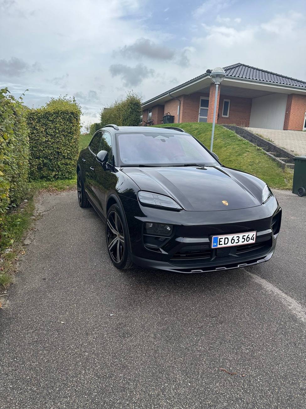 Macan EV JET BLACK METALLIC Macan EV Photos Thread 460738221_10234946613555156_4680168041487222893_n