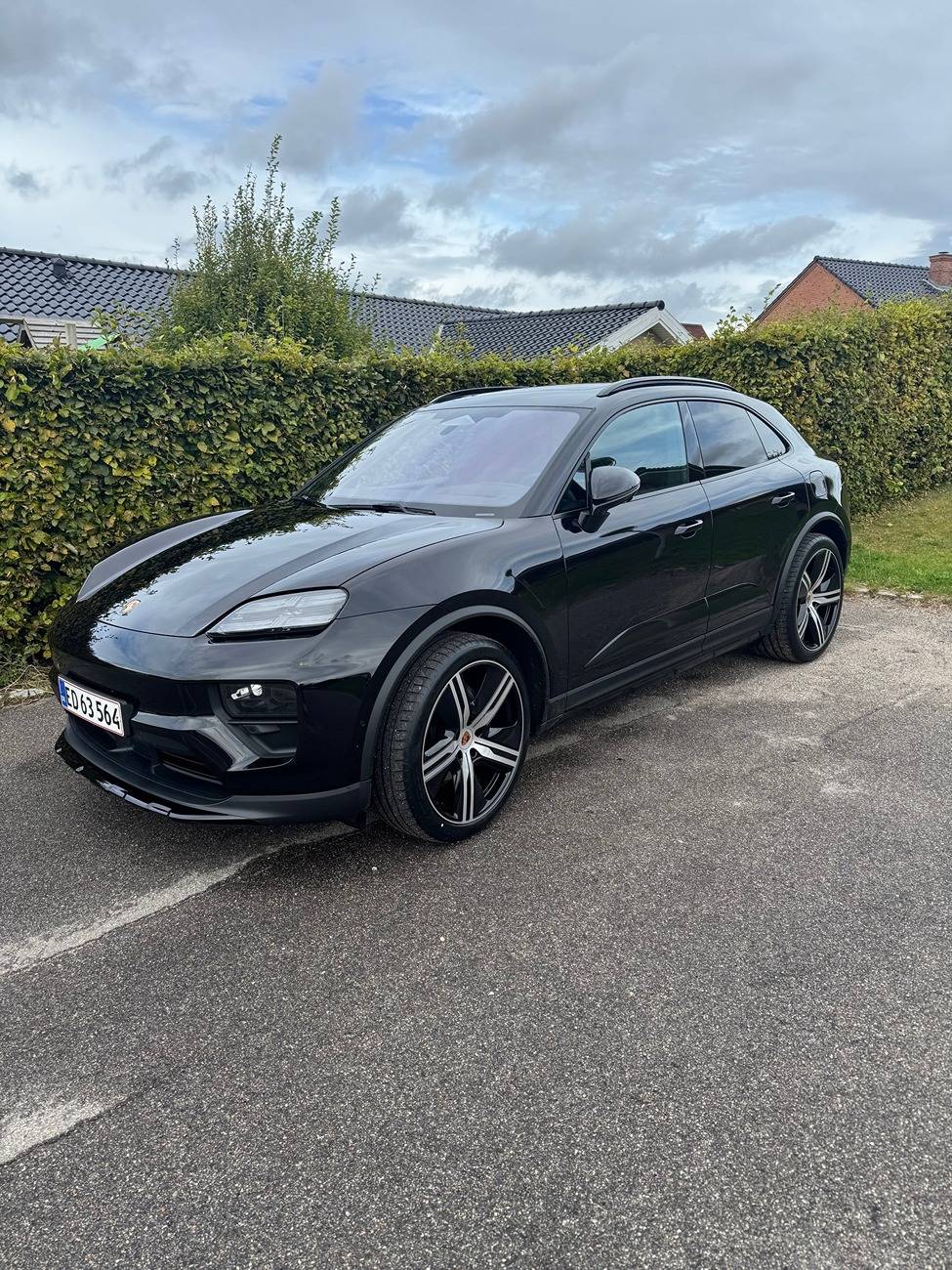 Macan EV JET BLACK METALLIC Macan EV Photos Thread 460983406_10234946613915165_1219185788573254767_n