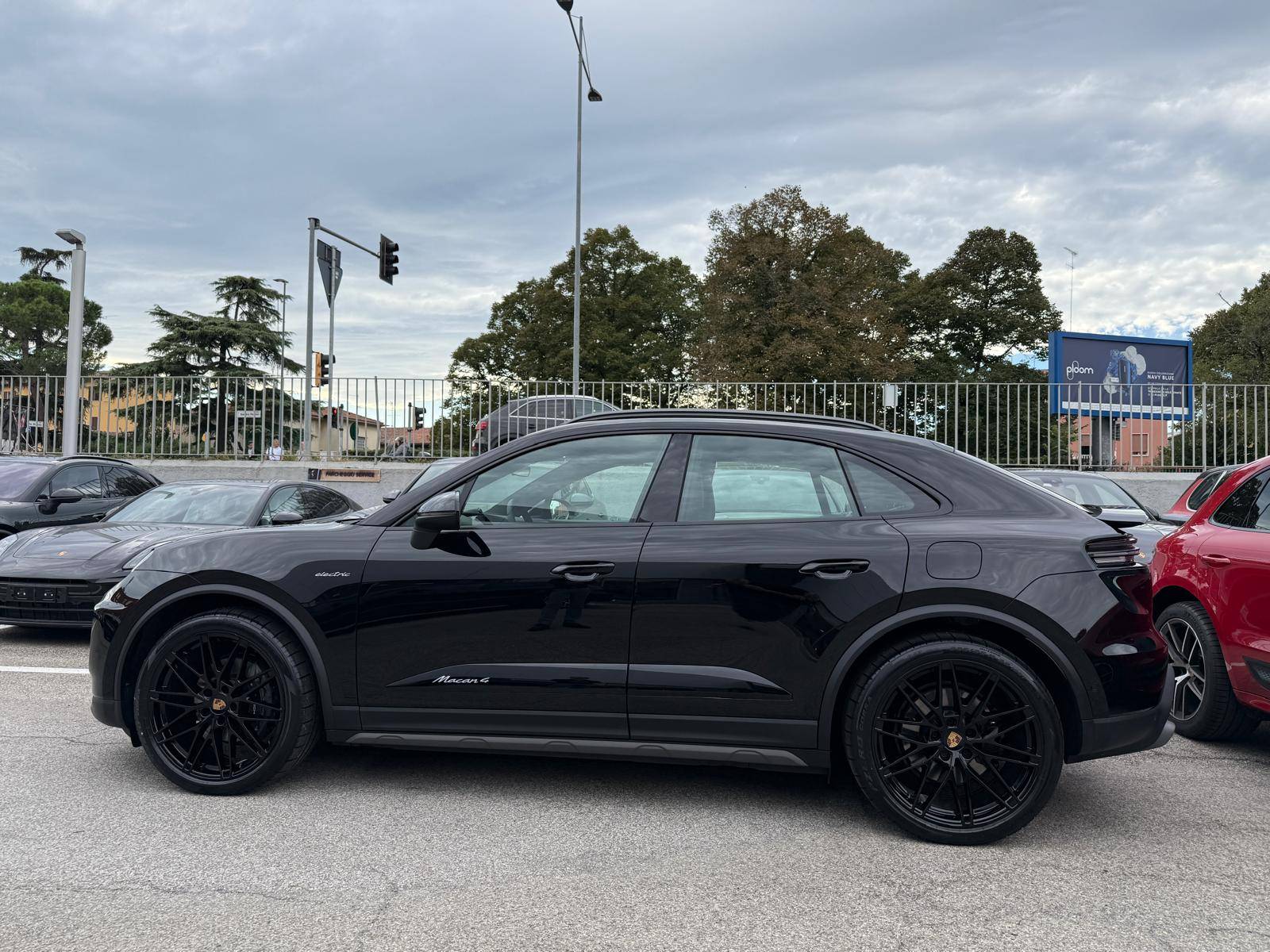 Macan EV JET BLACK METALLIC Macan EV Photos Thread 461318742_10230018676163532_7938472821441557244_n