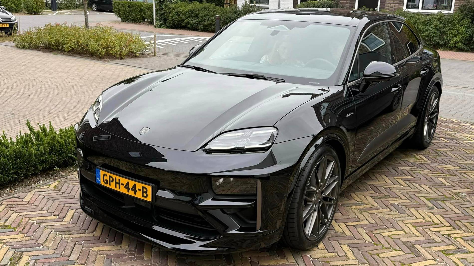 Electric Macan EV JET BLACK METALLIC Macan EV Photos Thread 463896578_8718140088246238_31718102247703964_n