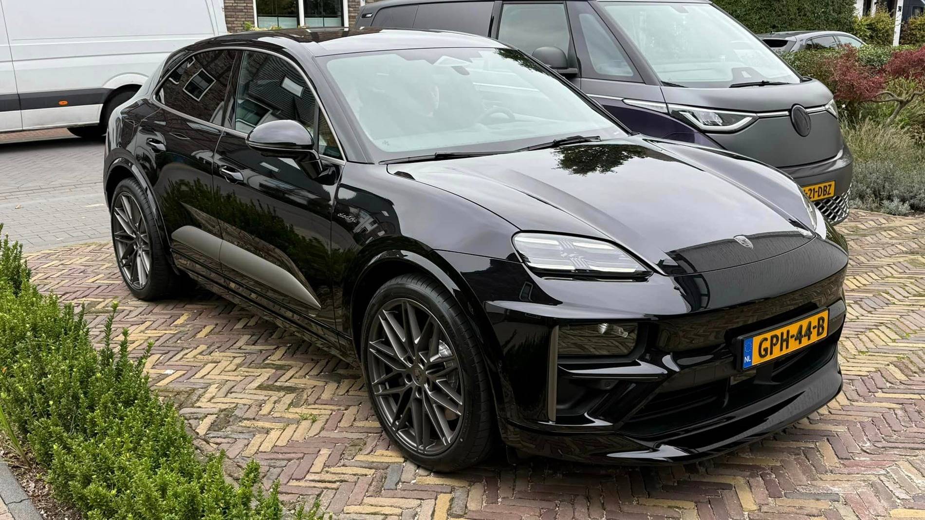 Electric Macan EV JET BLACK METALLIC Macan EV Photos Thread 464004301_8718140071579573_4691597812800352002_n (1)