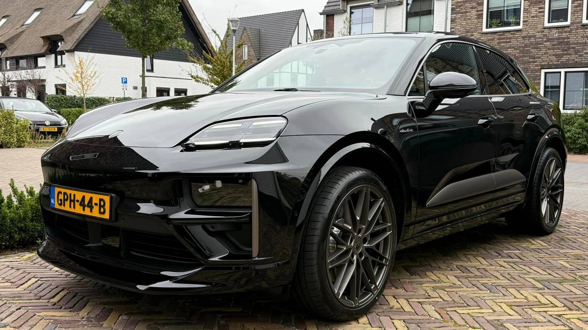 Electric Macan EV JET BLACK METALLIC Macan EV Photos Thread 464010612_8718140211579559_1775713713664965946_n