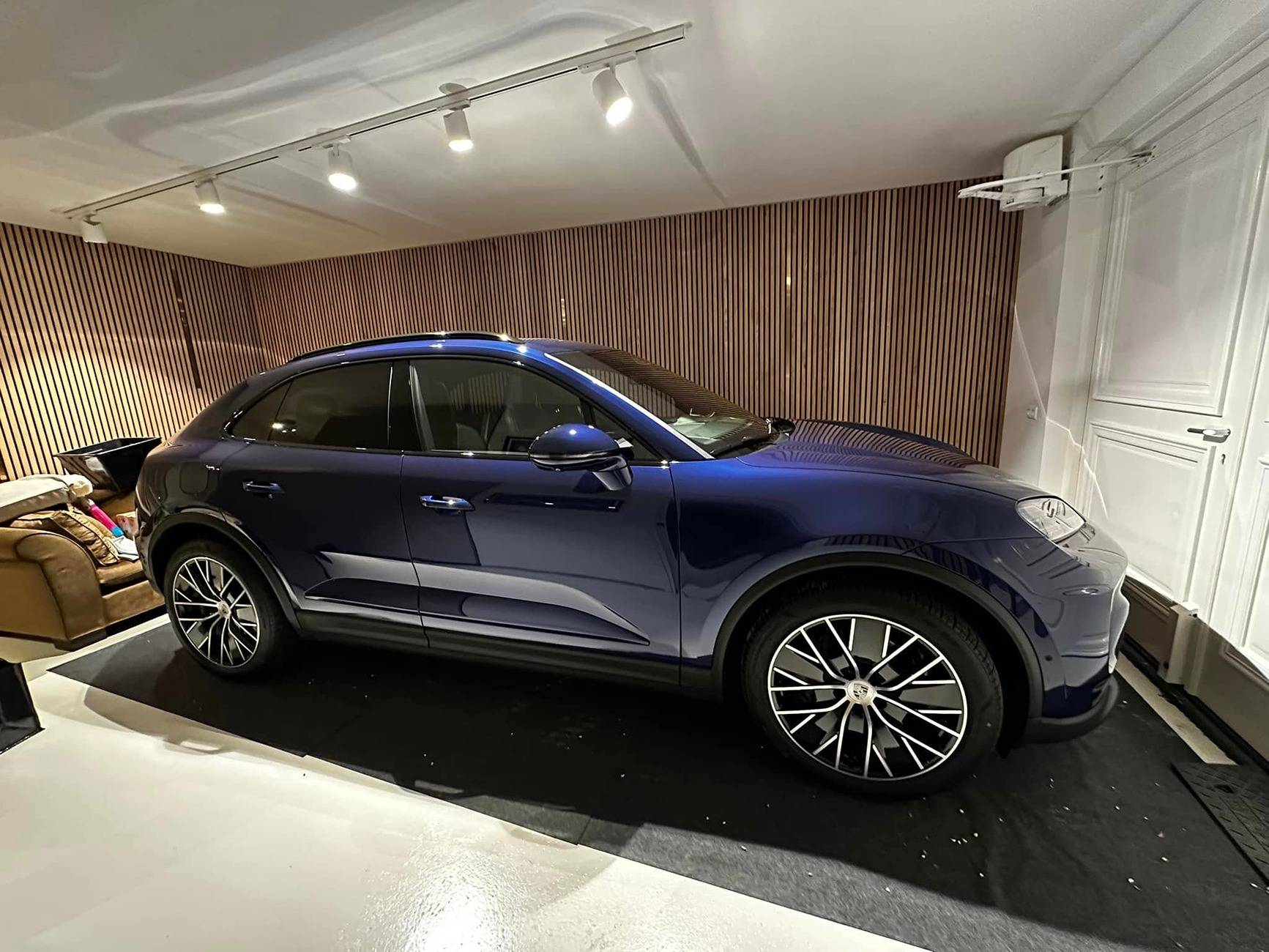 Electric Macan EV GENTIAN BLUE Macan EV Photos 468328189_8531617133560437_4373519373396036561_n