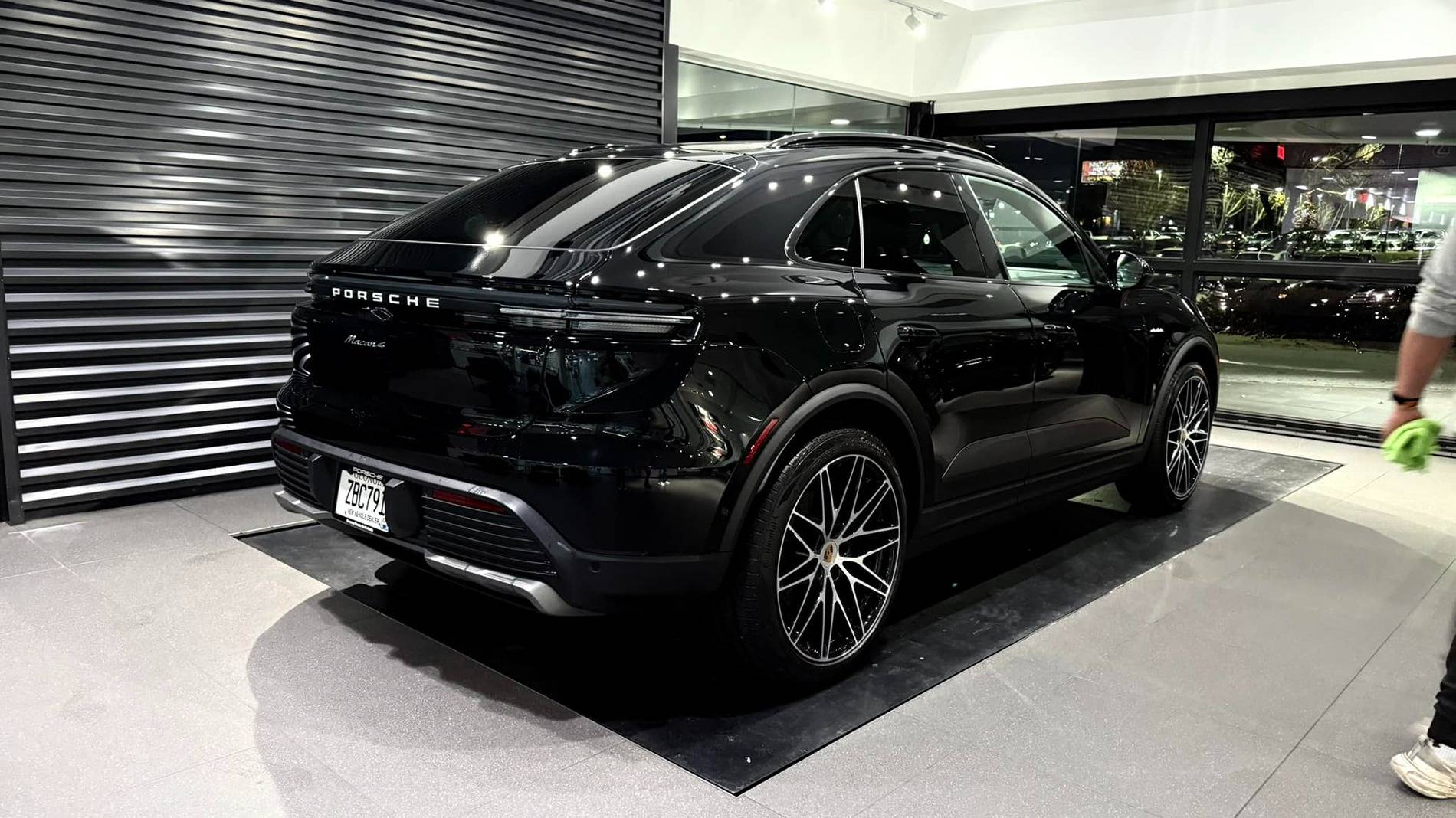 Electric Macan EV BLACK & JET BLACK METALLIC Macan EV Photos Thread 470686870_10237161591519877_1469710463298864375_n