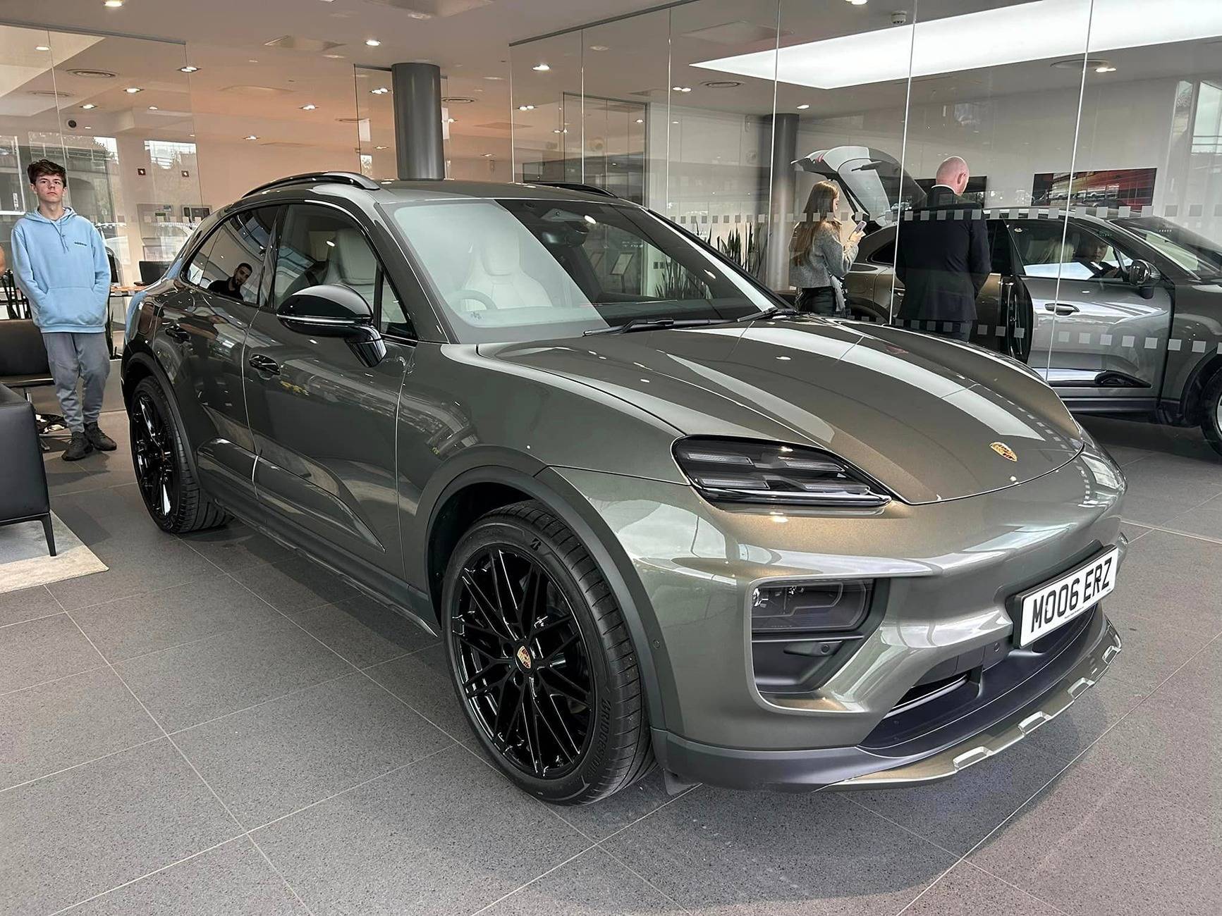 Electric Macan EV AVENTURINE GREEN Macan EV Photos Thread age-black-roof-rails-trim-22-22-black-wheels-1-