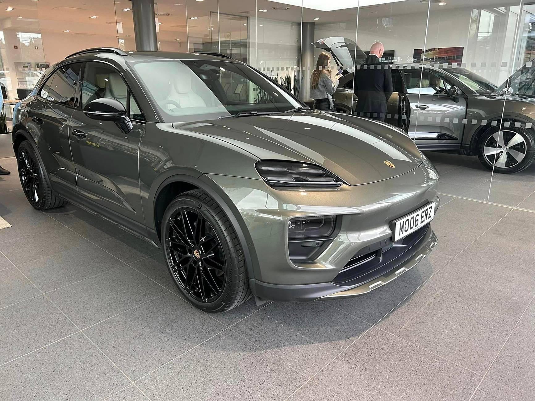 Electric Macan EV AVENTURINE GREEN Macan EV Photos Thread age-black-roof-rails-trim-22-22-black-wheels-4-