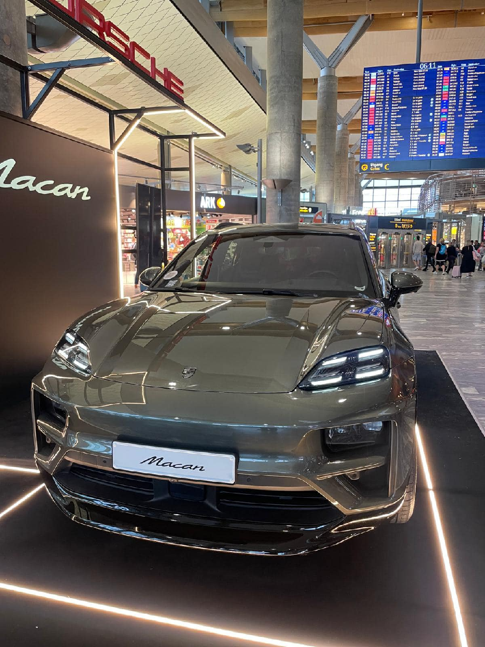 Macan EV AVENTURINE GREEN Macan EV Photos Thread Aventurine Green Electric Turbo Macan EV color 1