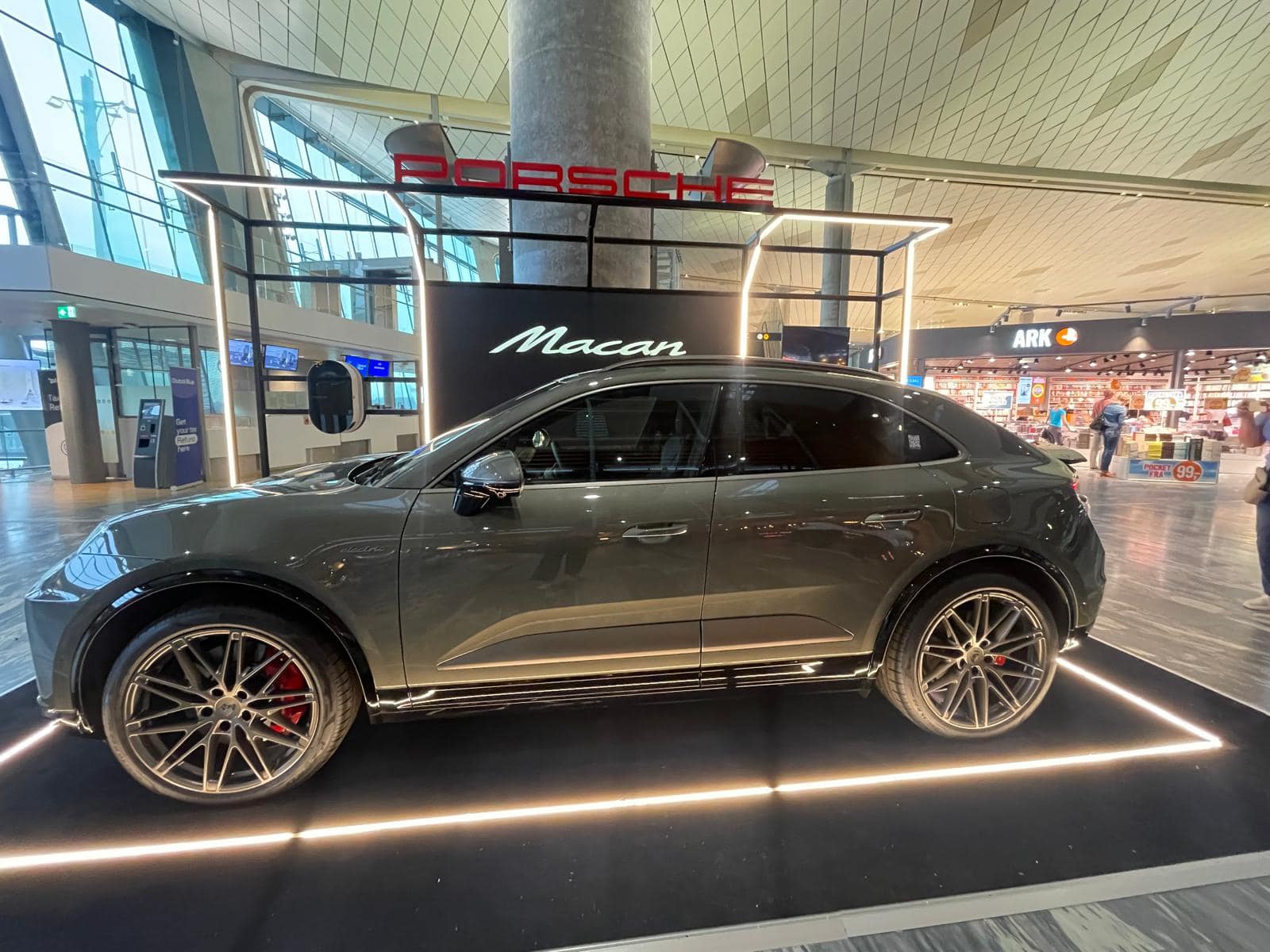 Macan EV AVENTURINE GREEN Macan EV Photos Thread Aventurine Green Electric Turbo Macan EV color 2