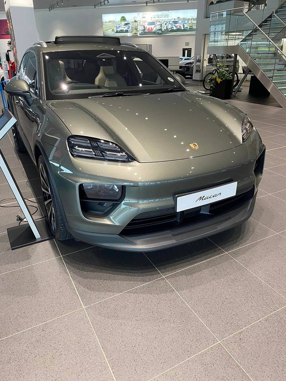 Macan EV AVENTURINE GREEN Macan EV Photos Thread Aventurine Green Macan 4 EV 1