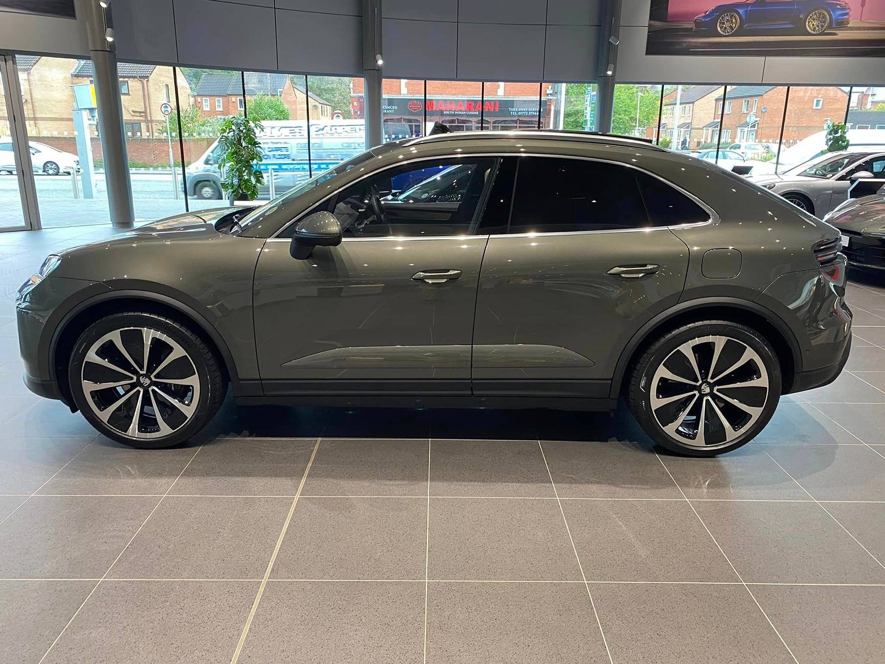 Macan EV AVENTURINE GREEN Macan EV Photos Thread Aventurine Green Macan 4 EV 2