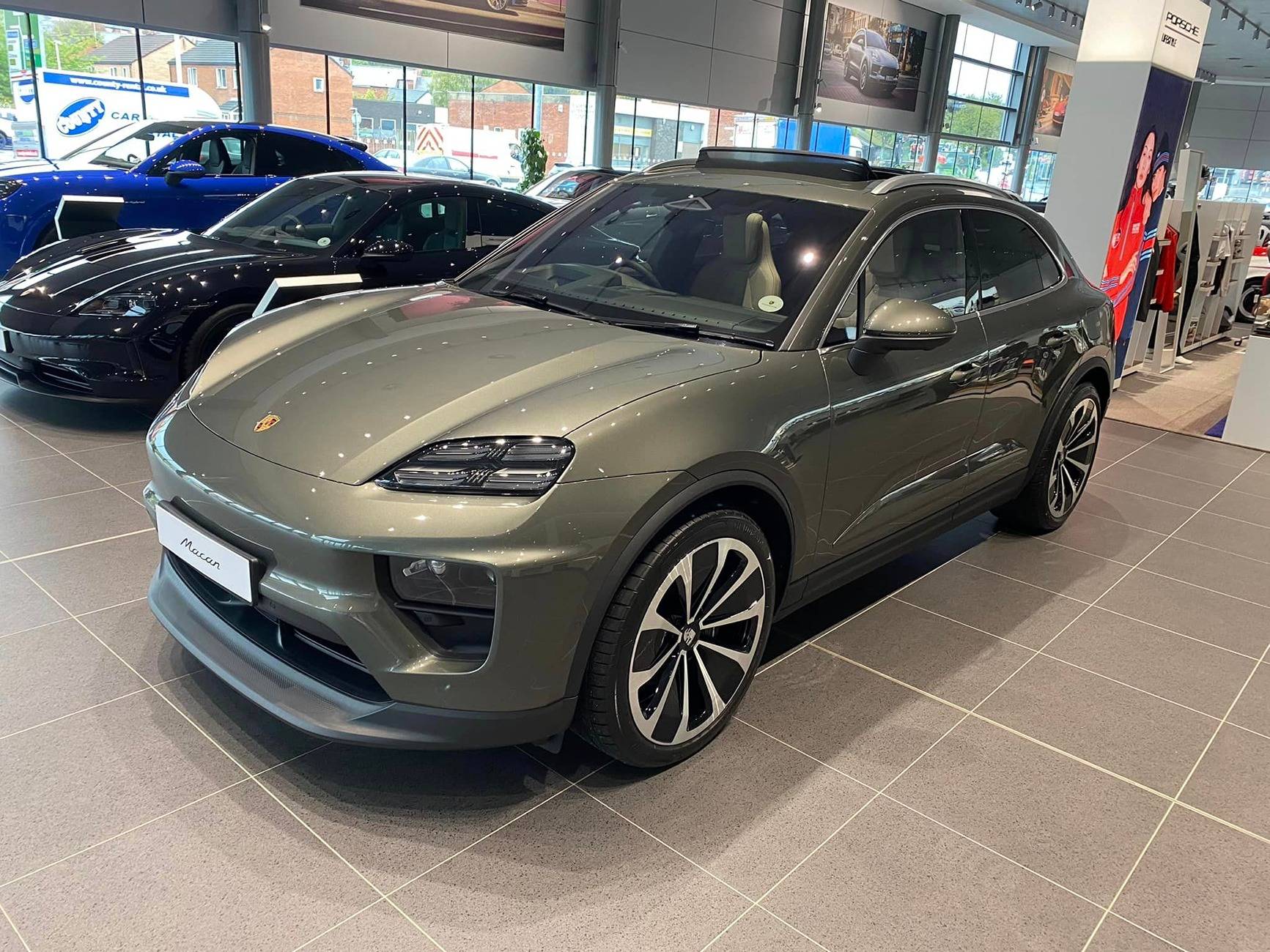 Macan EV AVENTURINE GREEN Macan EV Photos Thread Aventurine Green Macan 4 EV 3