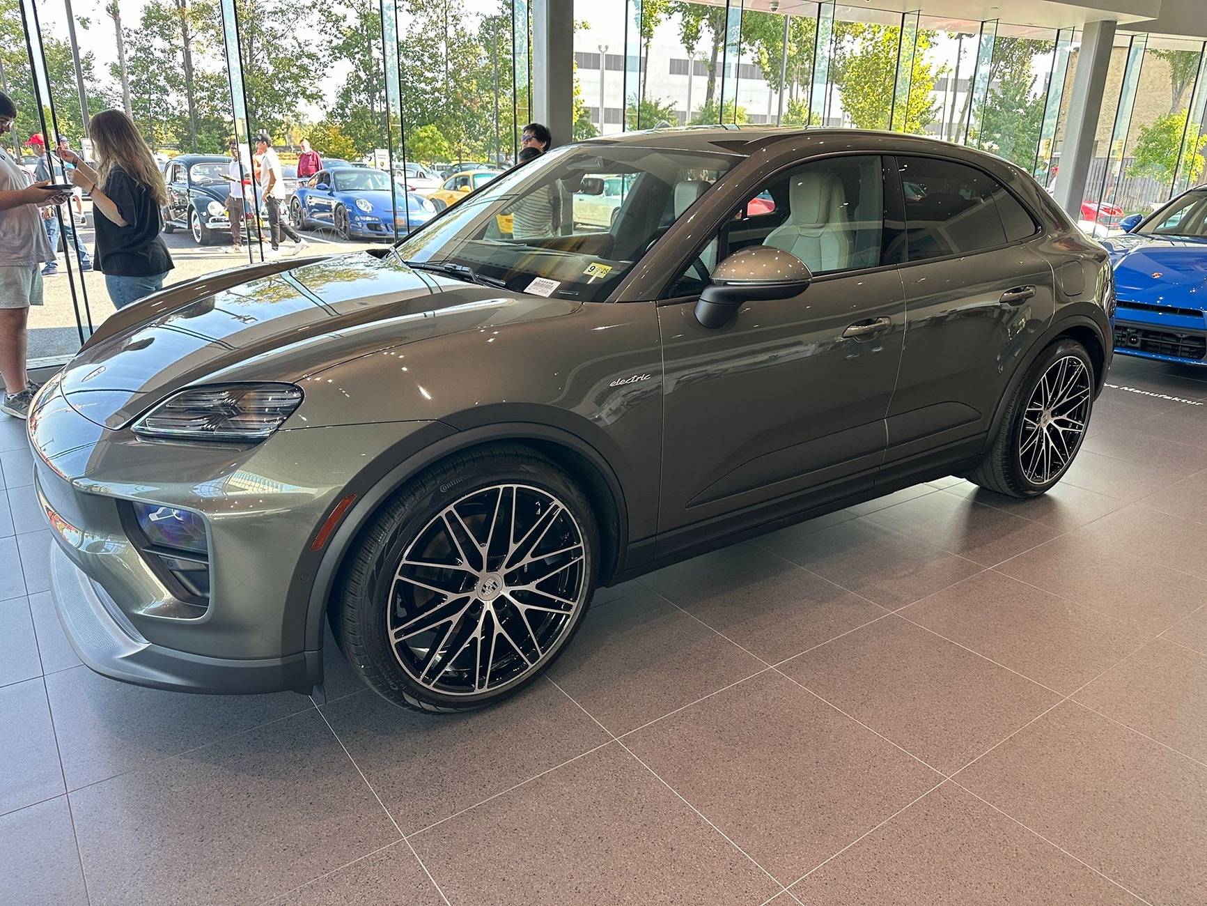 Macan EV AVENTURINE GREEN Macan EV Photos Thread Aventurine Green Macan EV 4 dealership 3