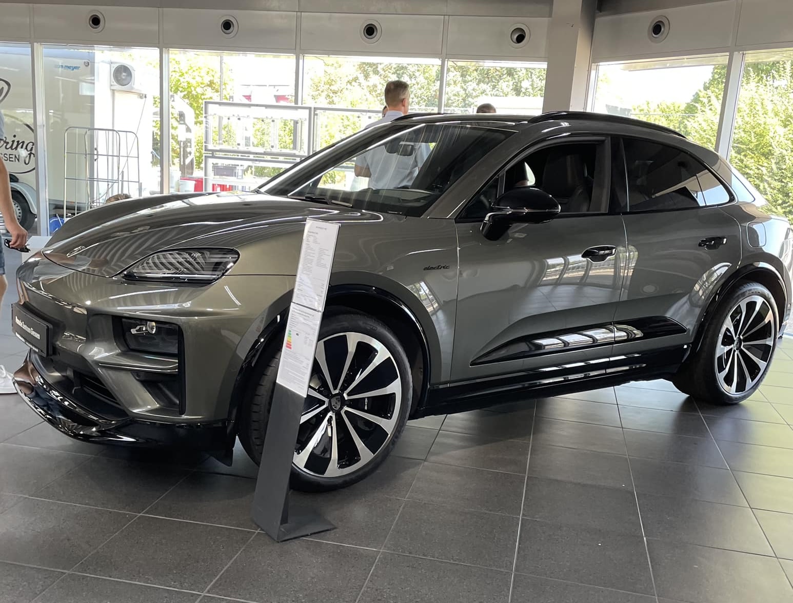 Macan EV AVENTURINE GREEN Macan EV Photos Thread Aventurine Green Macan Turbo EV