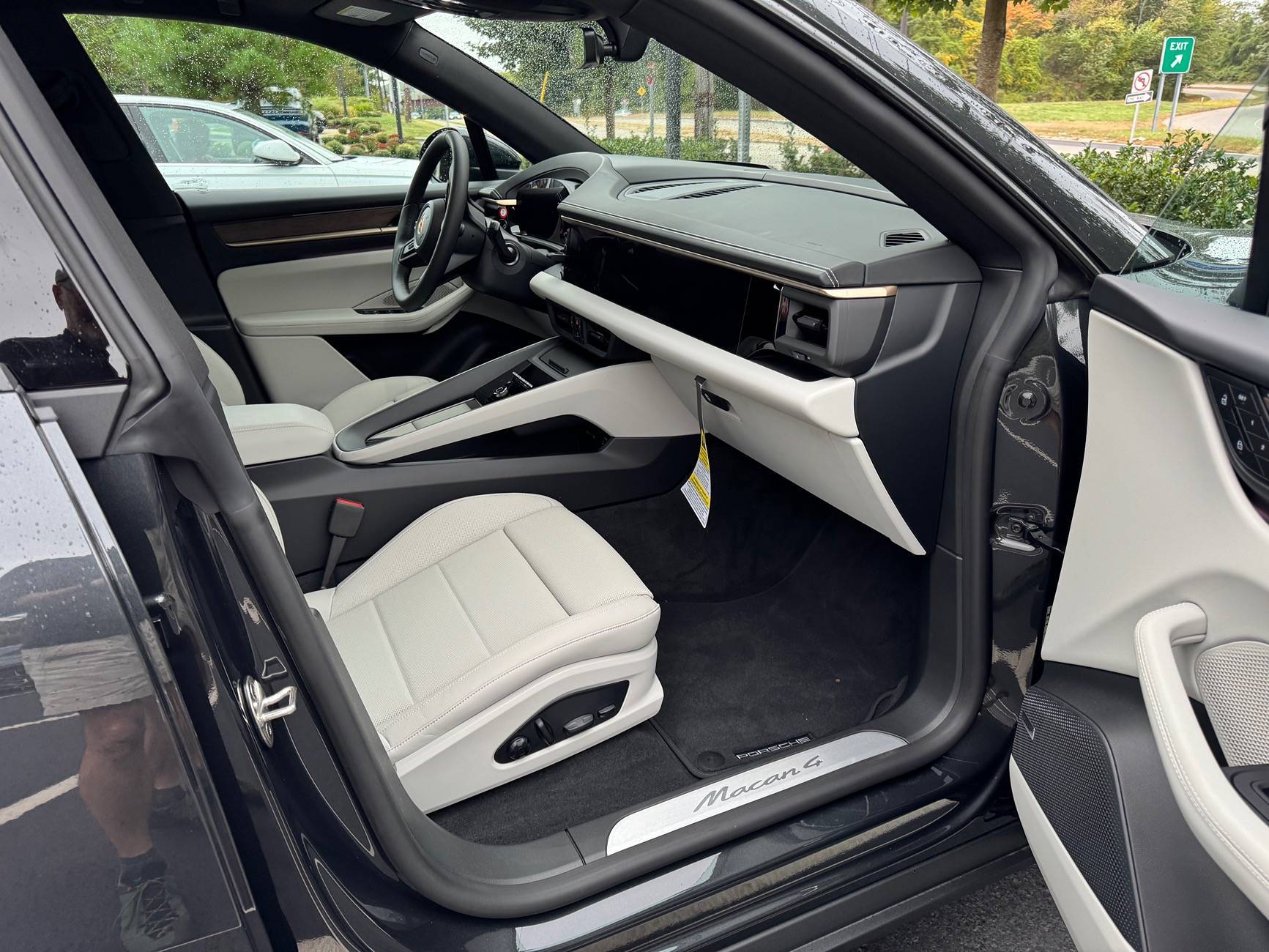 Electric Macan EV 🎨 Interior: BLACK / CHALK Photos Black Chalk Leather Interior Macan EV Electric 7