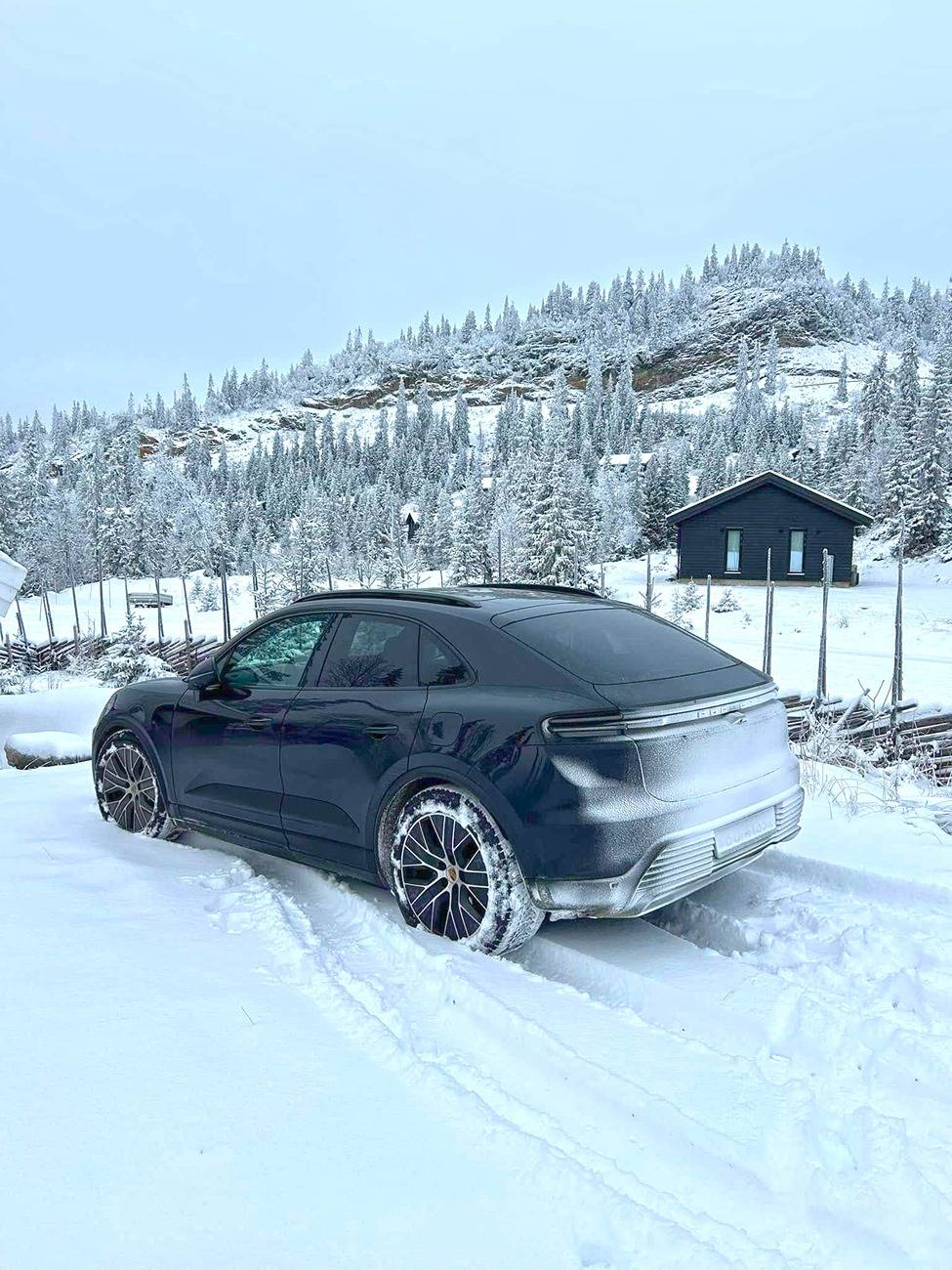 Electric Macan EV BLACK & JET BLACK METALLIC Macan EV Photos Thread black macan ev in snow 1