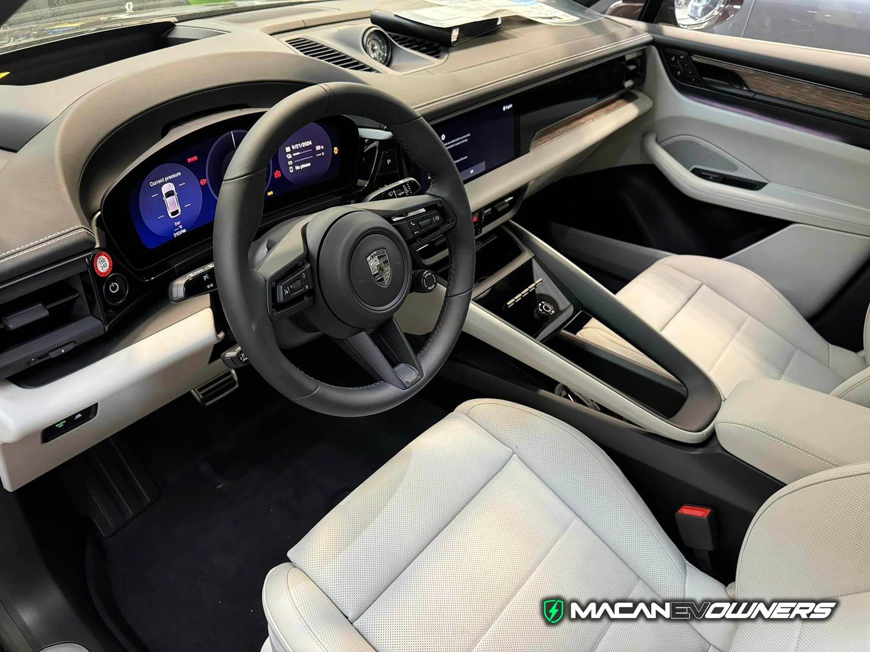 Macan EV COPPER RUBY Macan EV Photos Thread chalk interior + copper ruby metallic macan turbo ev 1