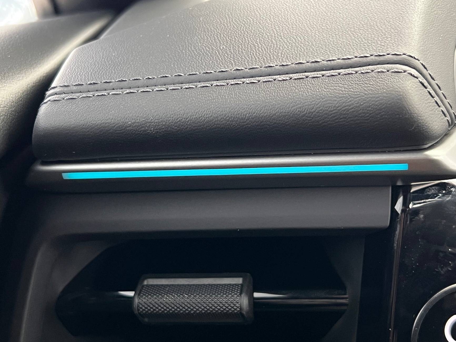 Electric Macan EV Glare in the mirror! Dash edge glowin