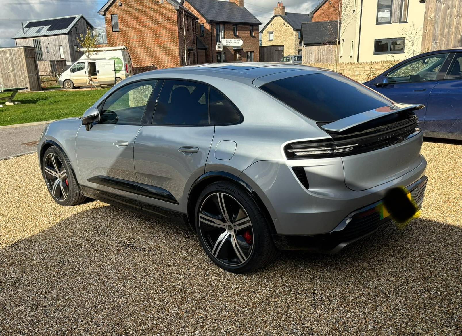 Electric Macan EV DOLOMITE SILVER METALLIC Macan EV Photos Thread Dolomite Silver 22%22 Exclusive Design Wheels with Carbon Fiber Aeroblades macan ev turbo1