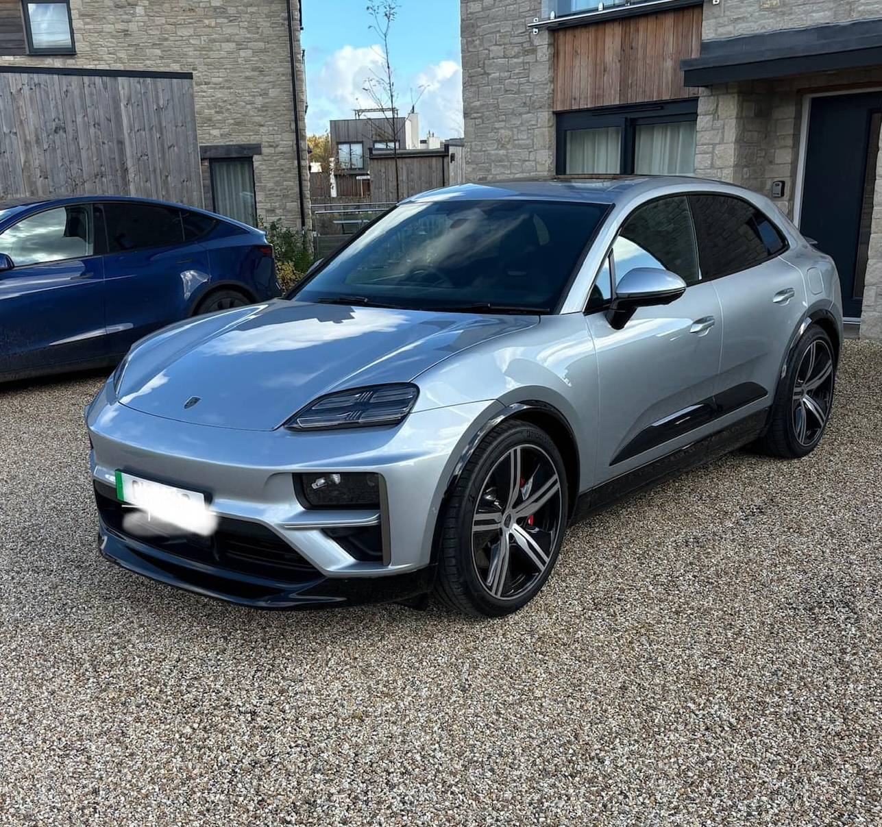 Electric Macan EV DOLOMITE SILVER METALLIC Macan EV Photos Thread Dolomite Silver 22%22 Exclusive Design Wheels with Carbon Fiber Aeroblades macan ev turbo2