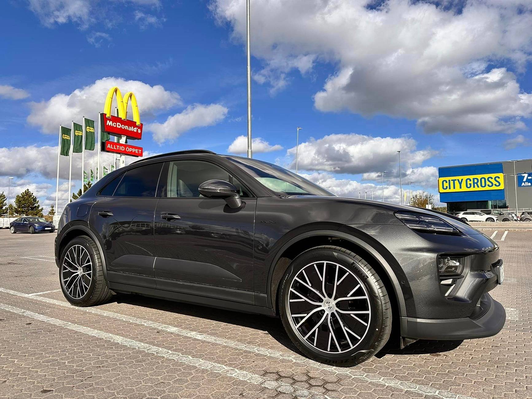 Macan EV VOLCANO GREY Macan EV Photos Thread Electric Macan 4 EV Volcano Grey Metallic 2