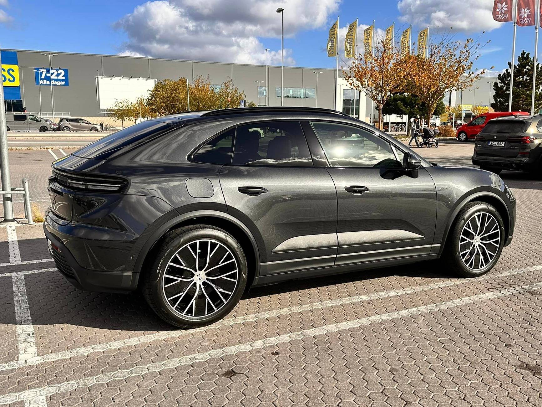 Macan EV VOLCANO GREY Macan EV Photos Thread Electric Macan 4 EV Volcano Grey Metallic