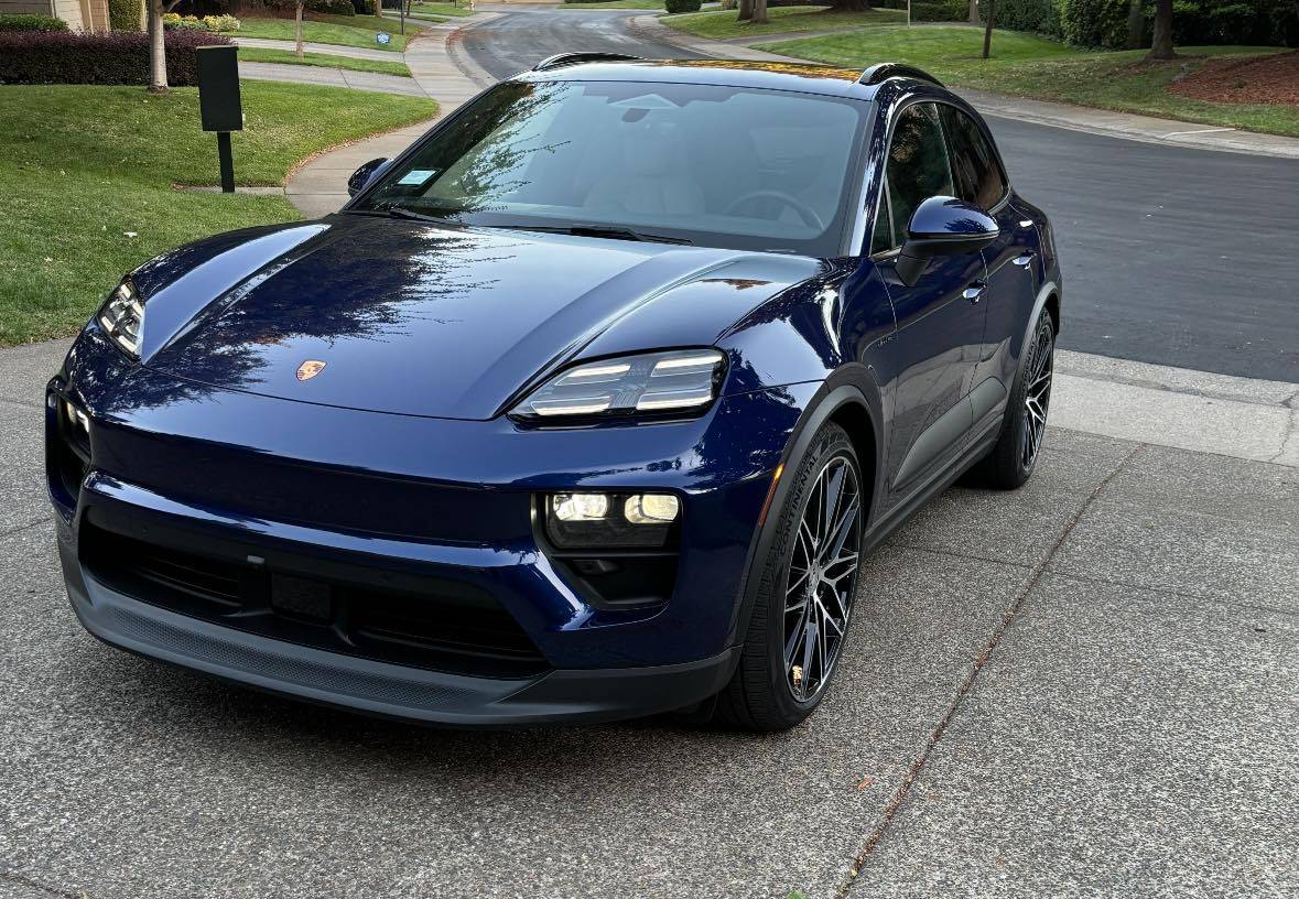 Electric Macan EV GENTIAN BLUE Macan EV Photos Gentian Blue Chalk Interior Macan 4 EV 5