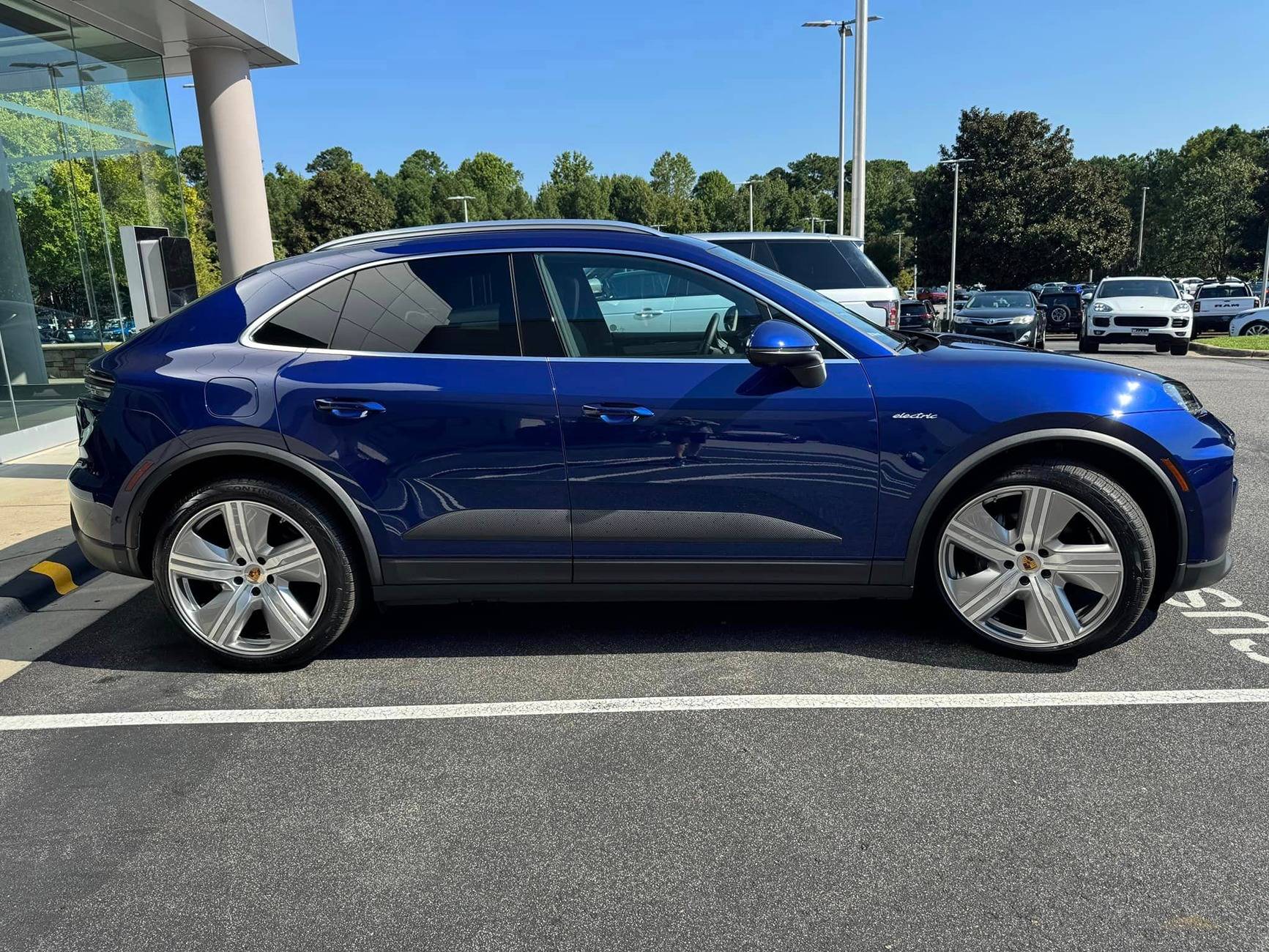 Macan EV GENTIAN BLUE Macan EV Photos gentian blue macan 4 ev 2