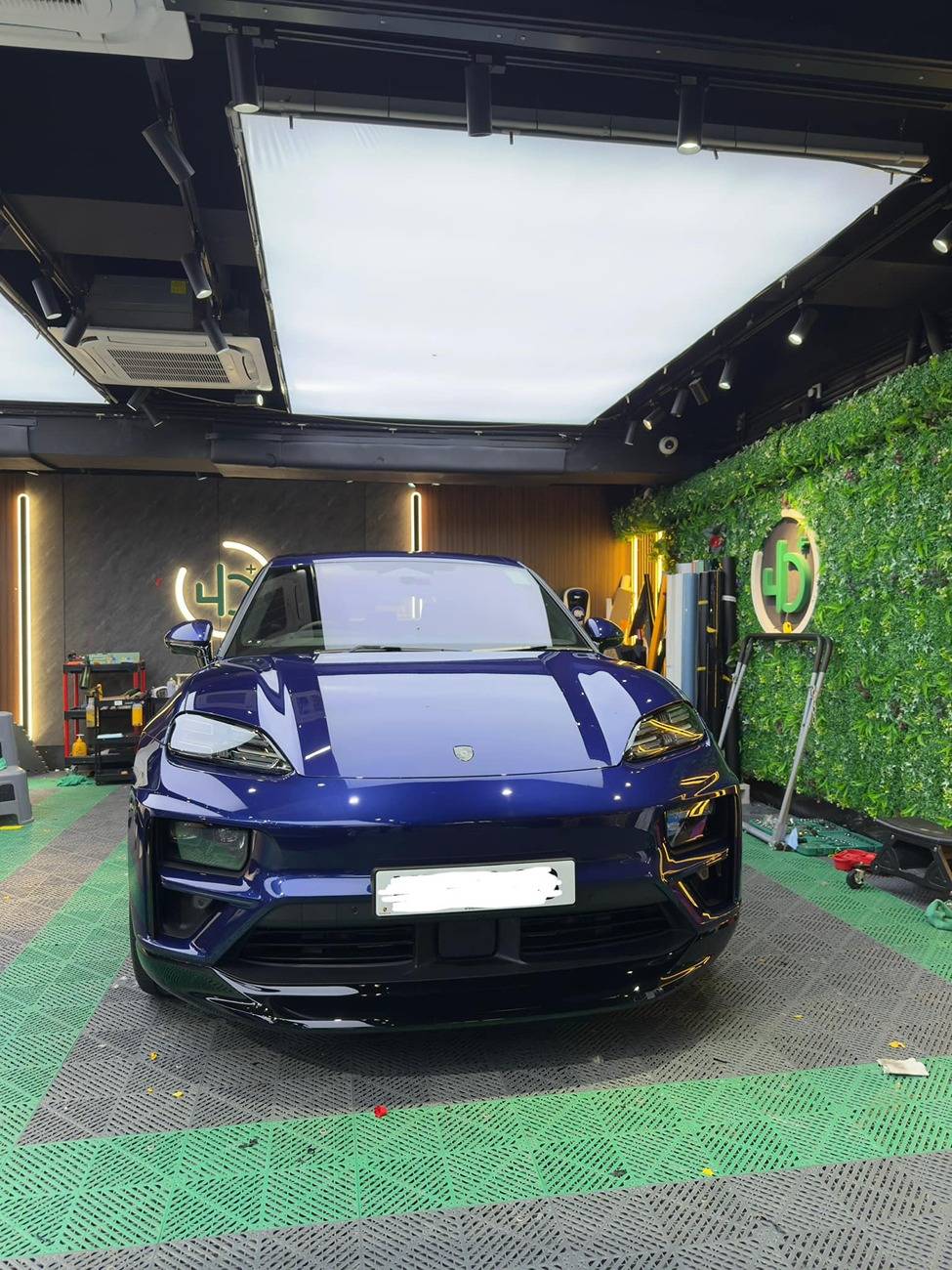 Electric Macan EV GENTIAN BLUE Macan EV Photos Gentian Blue Macan Turbo EV 1