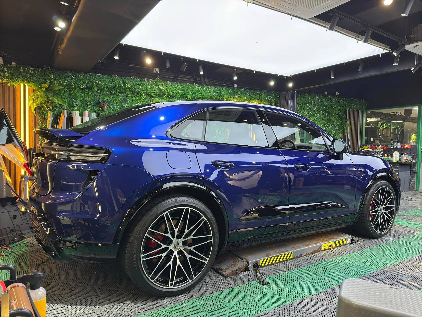 Electric Macan EV GENTIAN BLUE Macan EV Photos Gentian Blue Macan Turbo EV 3