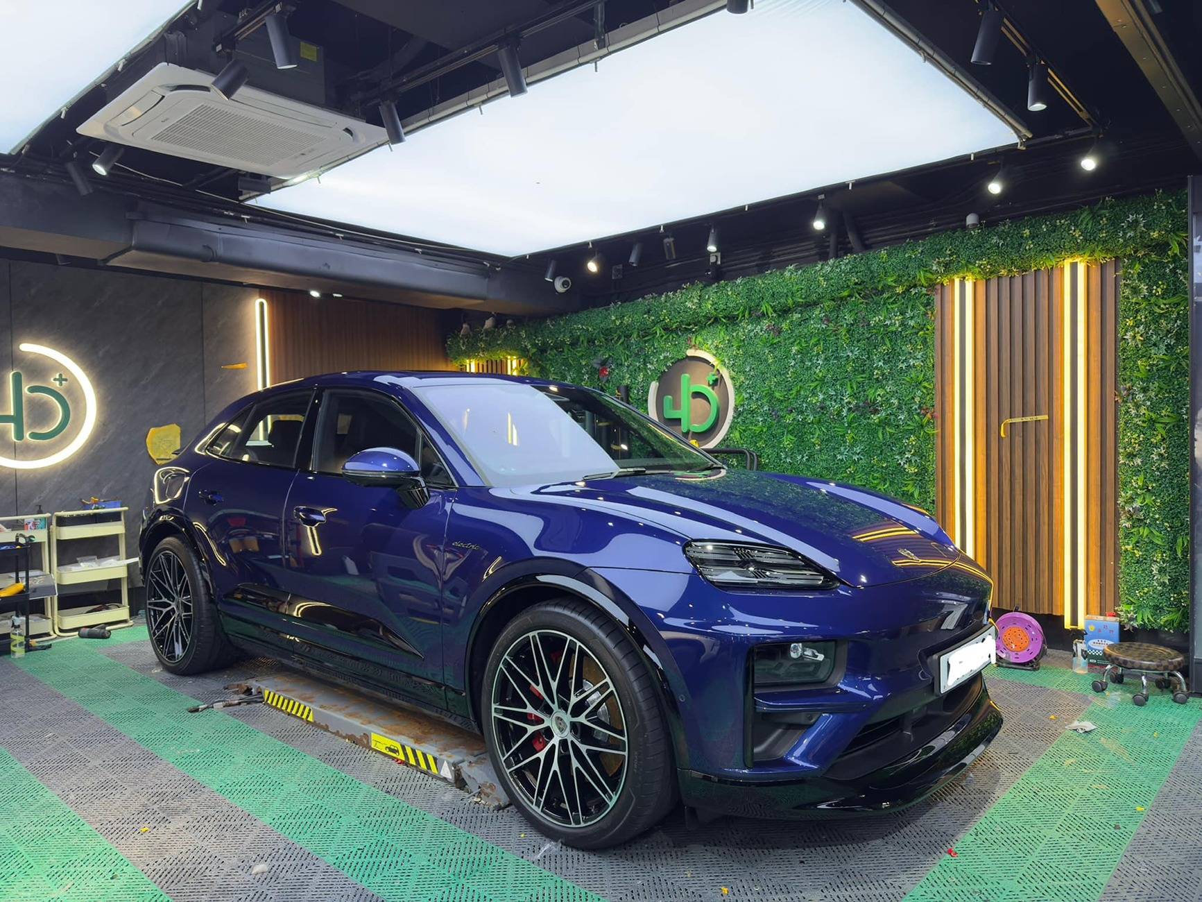 Electric Macan EV GENTIAN BLUE Macan EV Photos Gentian Blue Macan Turbo EV 4