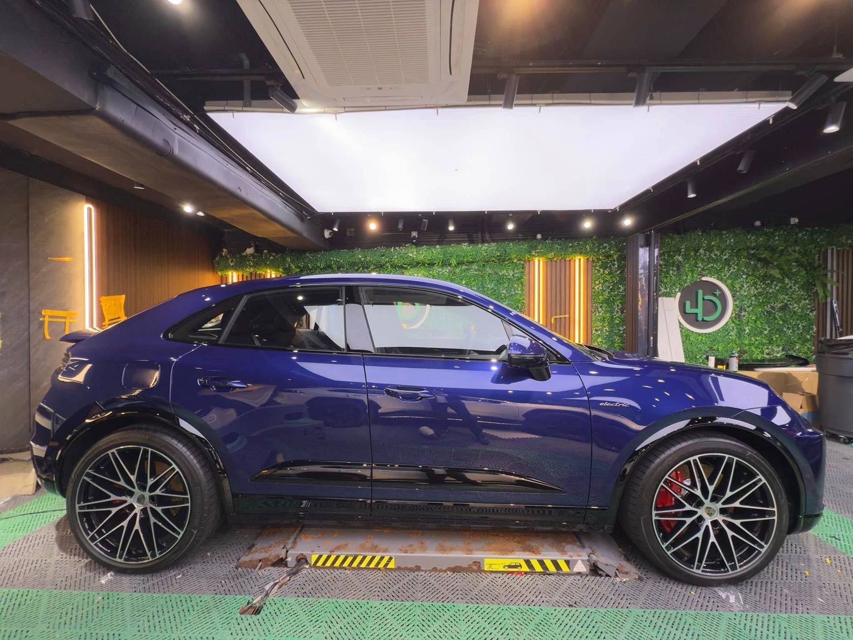 Electric Macan EV GENTIAN BLUE Macan EV Photos Gentian Blue Macan Turbo EV 5