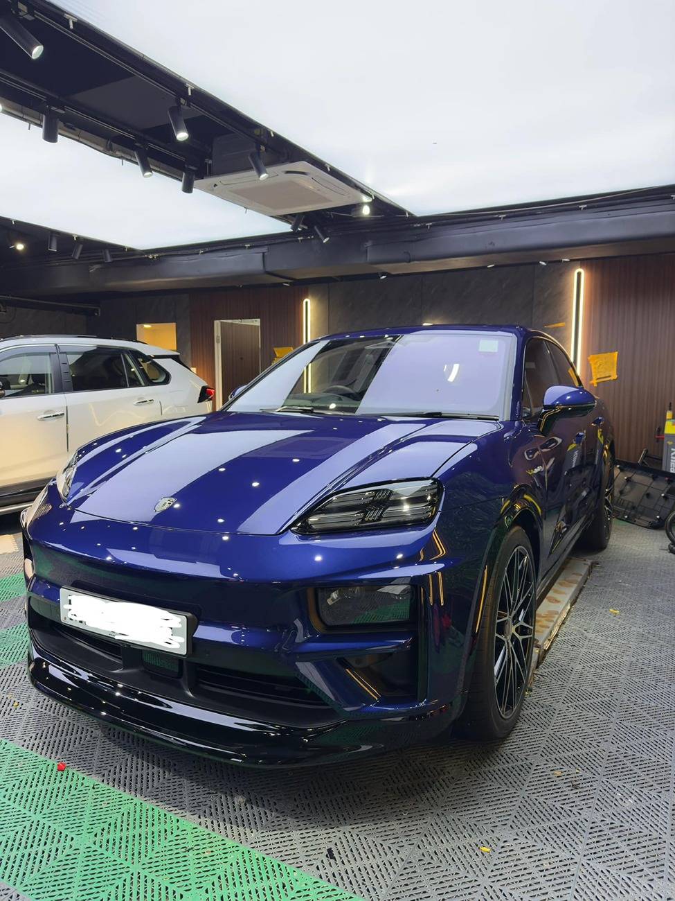 Electric Macan EV GENTIAN BLUE Macan EV Photos Gentian Blue Macan Turbo EV 6