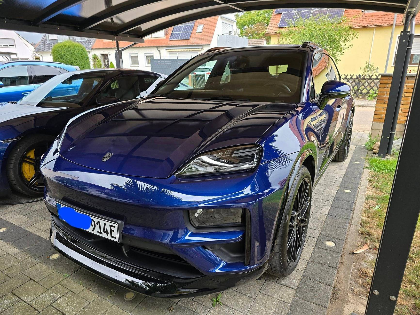 Macan EV GENTIAN BLUE Macan EV Photos gentian blue macan turbo ev