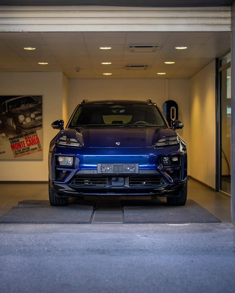 Macan EV GENTIAN BLUE Macan EV Photos gentian blue turbo macan electric