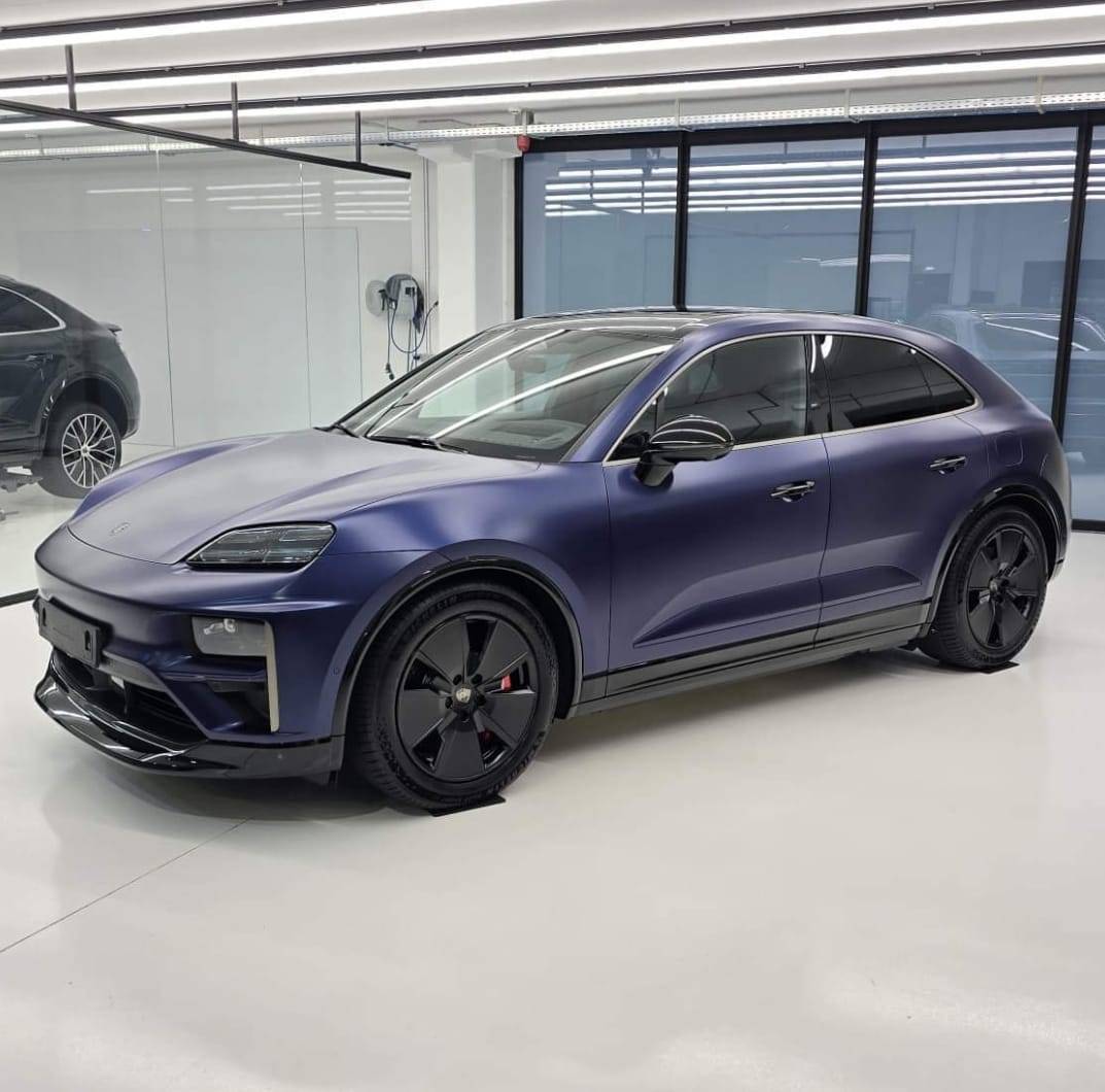 Electric Macan EV Gentian Blue w/ XPEL Stealth Wrap, gloss black door handles, 20" OEM wheels blacked out (painted black) Gentian Blue w: XPEL Stealth Wrap, gloss black door handles, 20%22 OEM wheels blacked out 6