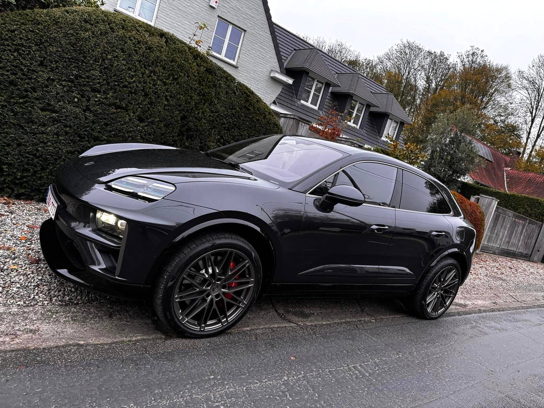 Electric Macan EV JET BLACK METALLIC Macan EV Photos Thread -headlight-accents-glacier-blue-glacier-blue-r-