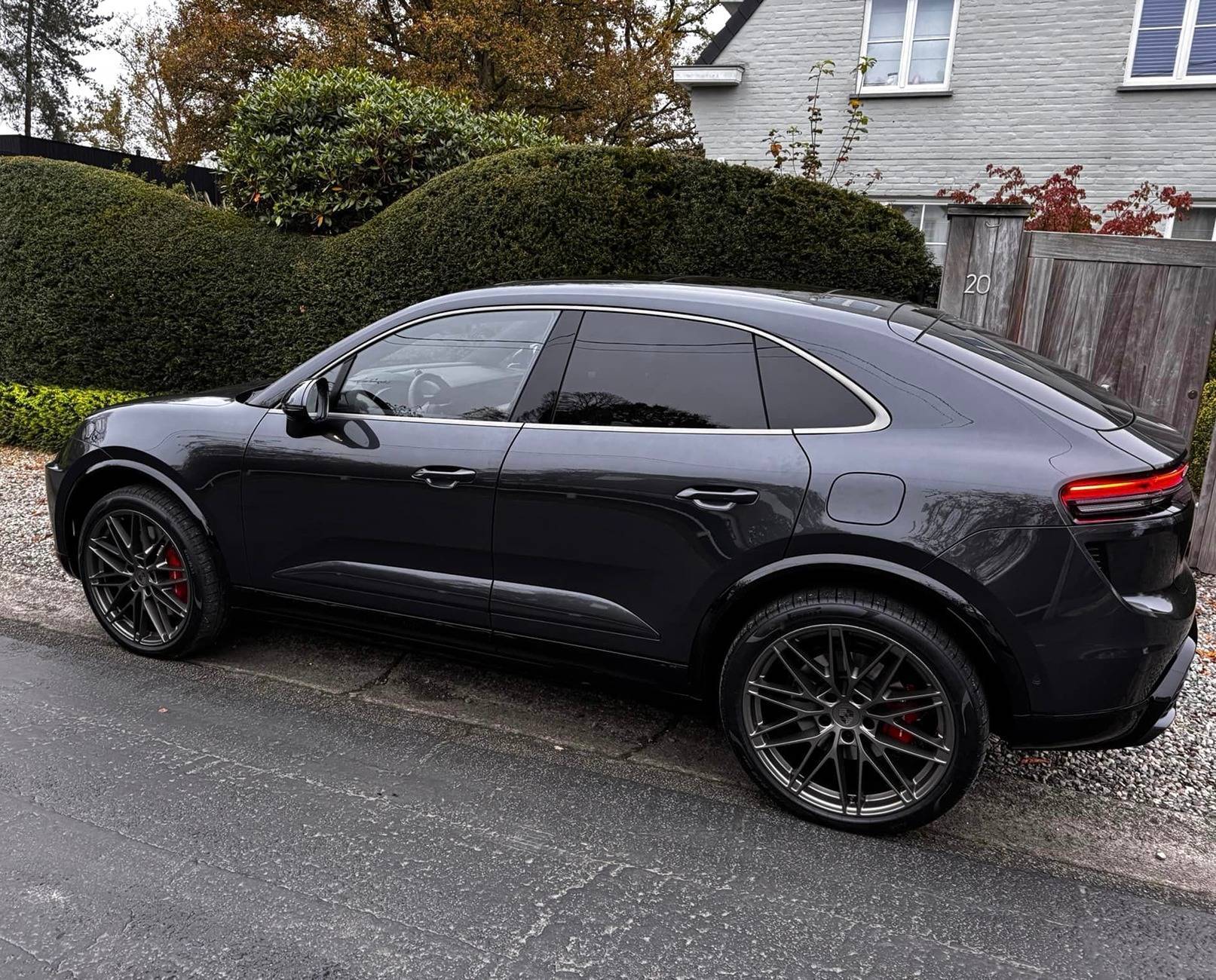 Electric Macan EV JET BLACK METALLIC Macan EV Photos Thread -headlight-accents-glacier-blue-glacier-blue-r-