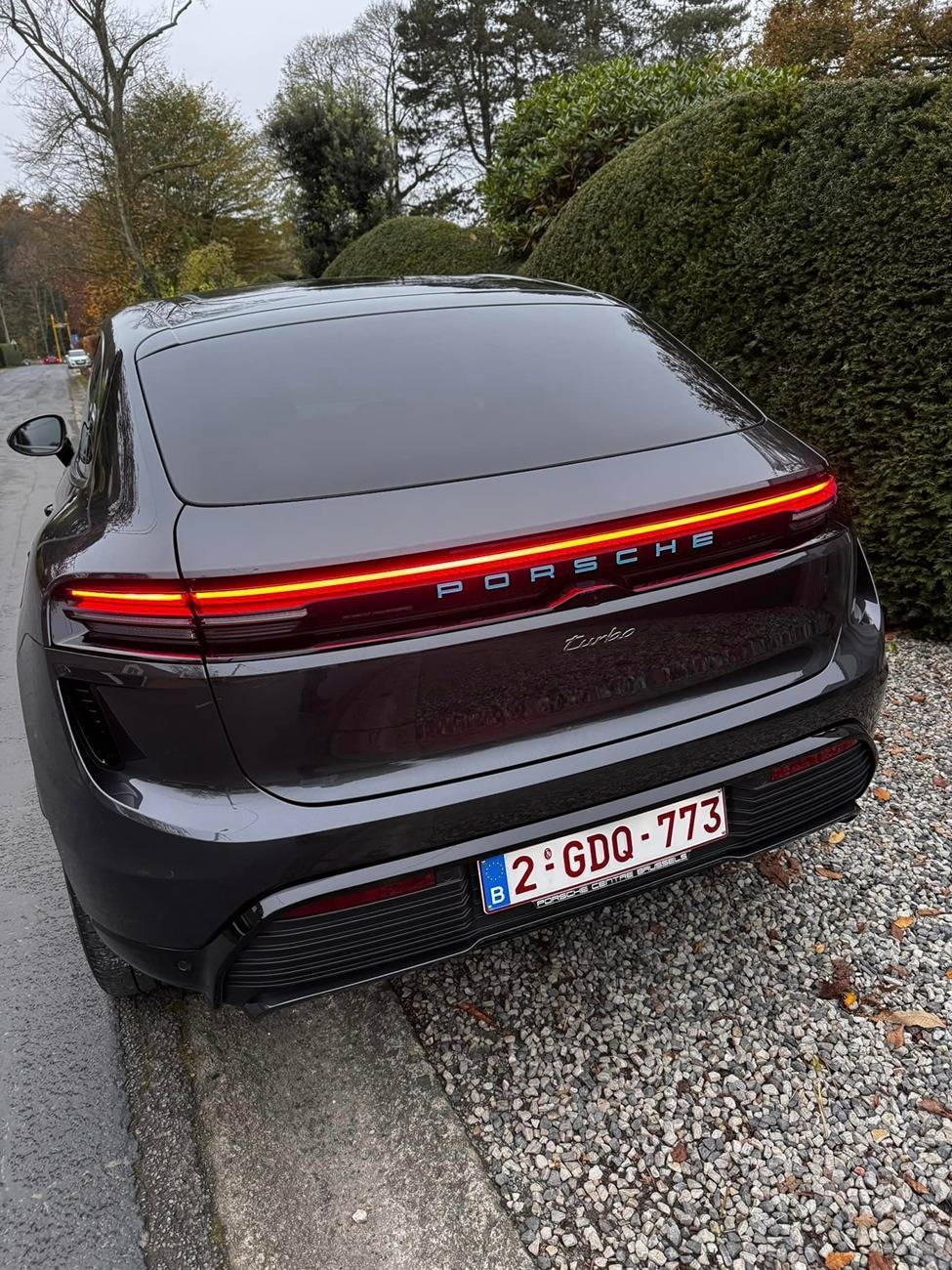 Electric Macan EV JET BLACK METALLIC Macan EV Photos Thread -headlight-accents-glacier-blue-glacier-blue-r-